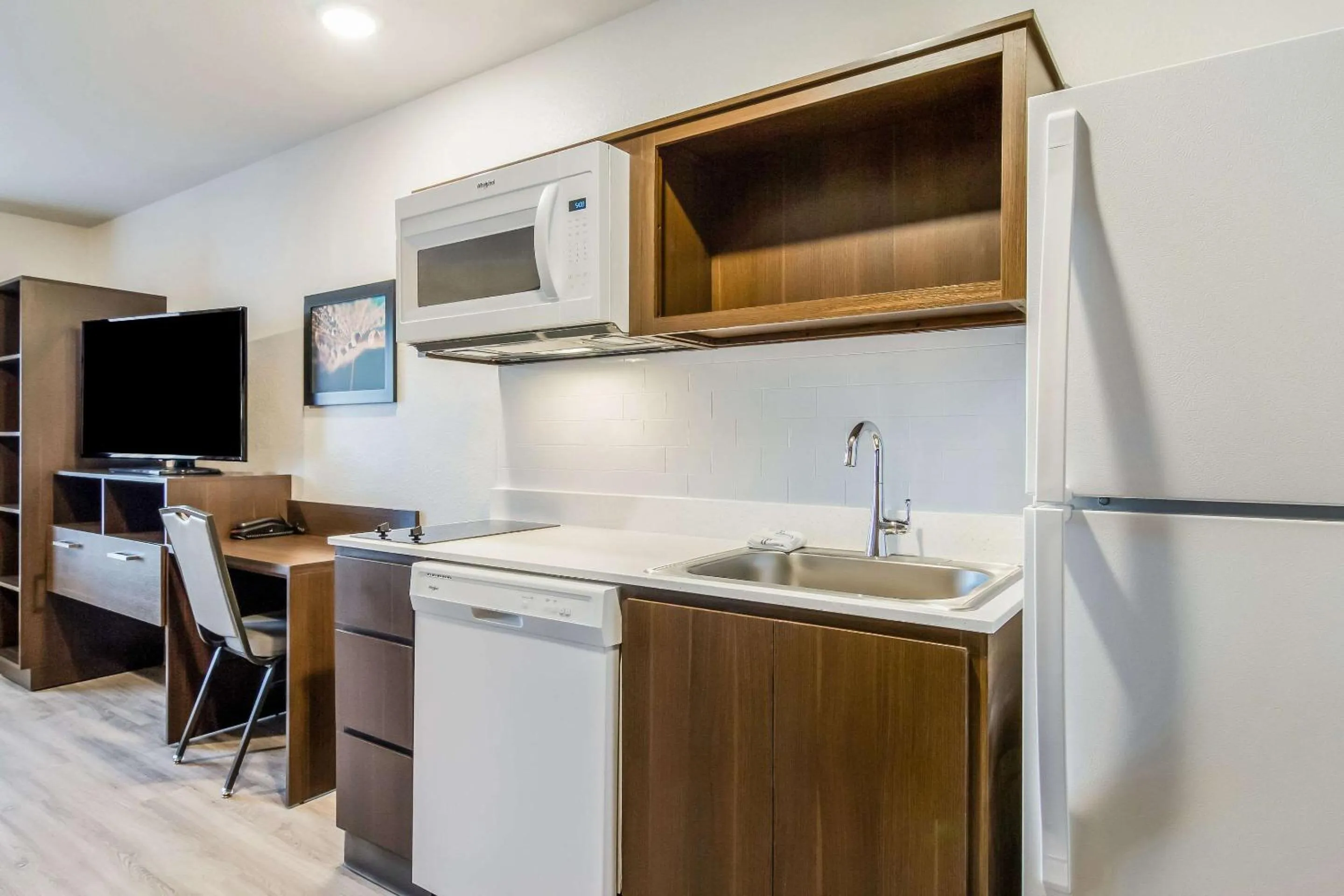 Photo of the whole room in WoodSpring Suites Jacksonville Baymeadows