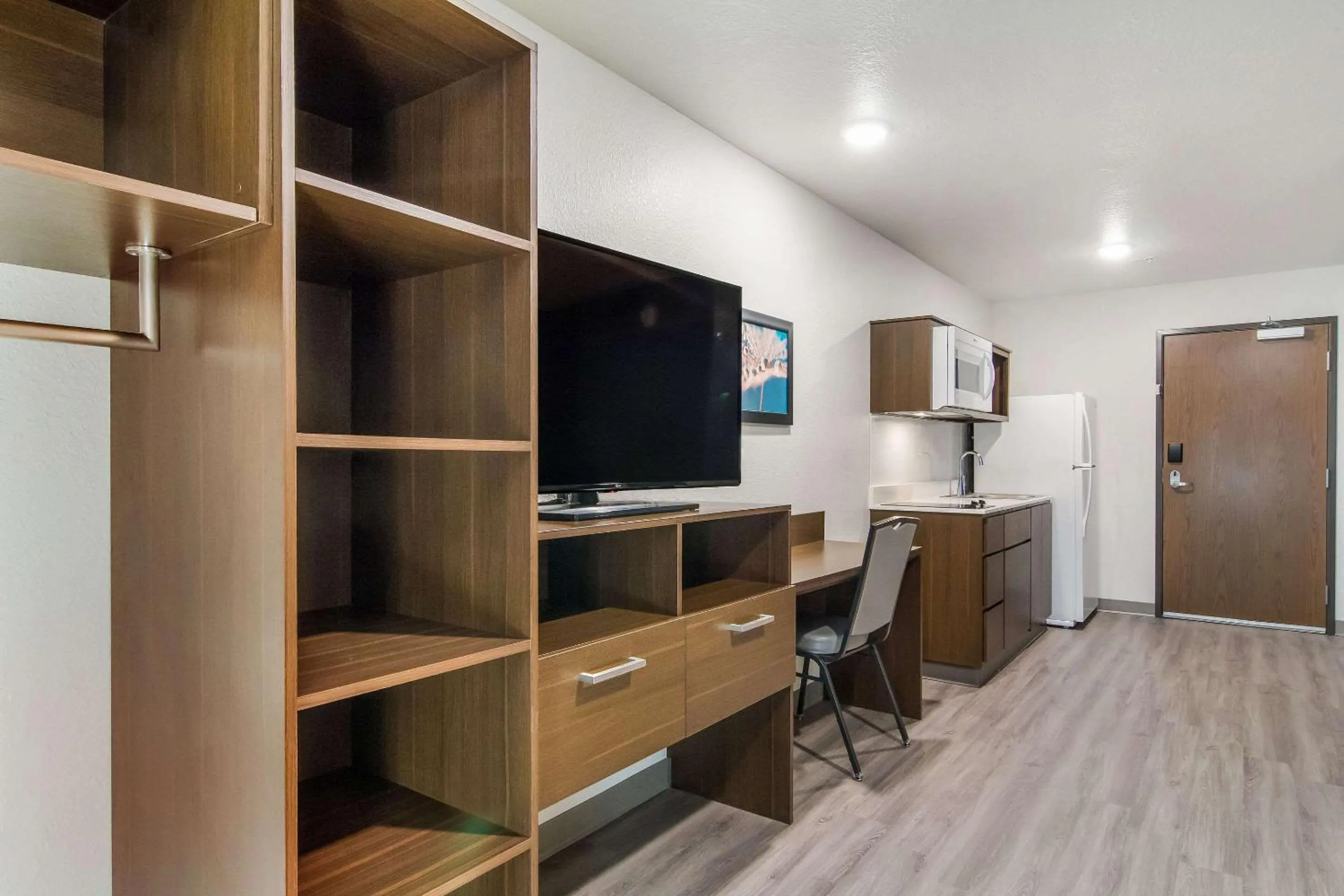 TV and multimedia in WoodSpring Suites Jacksonville Baymeadows