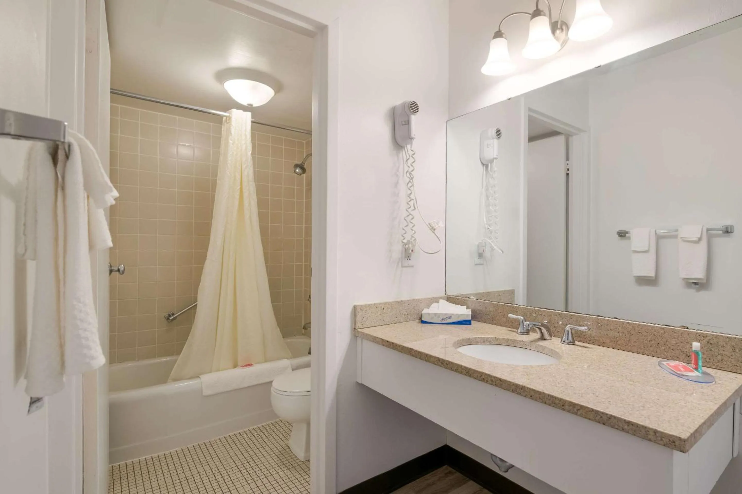 Bathroom in Econo Lodge Auburn I-95