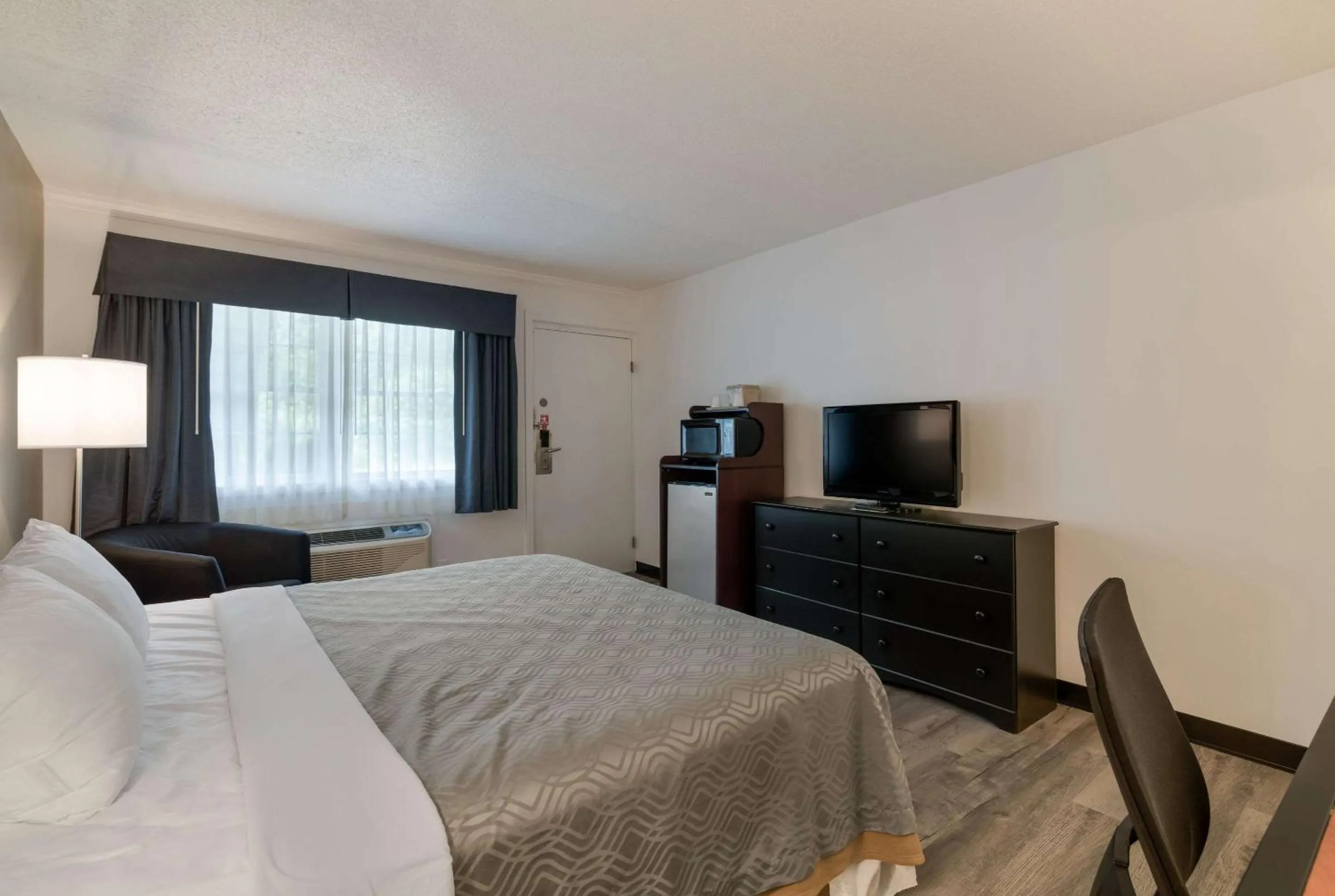 Bedroom, Bed in Econo Lodge Auburn I-95