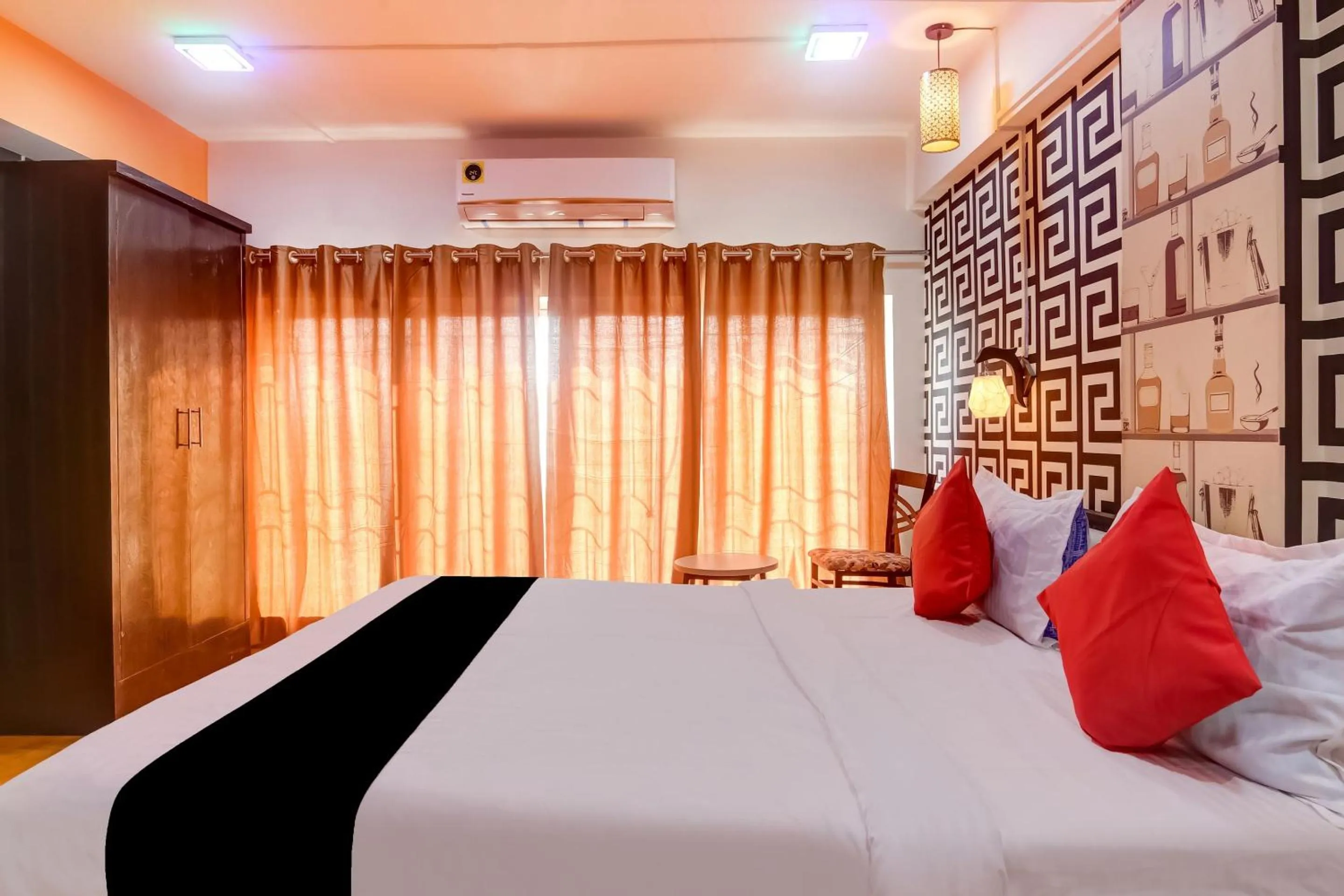 Bedroom, Bed in Super Capital O Divira Inn