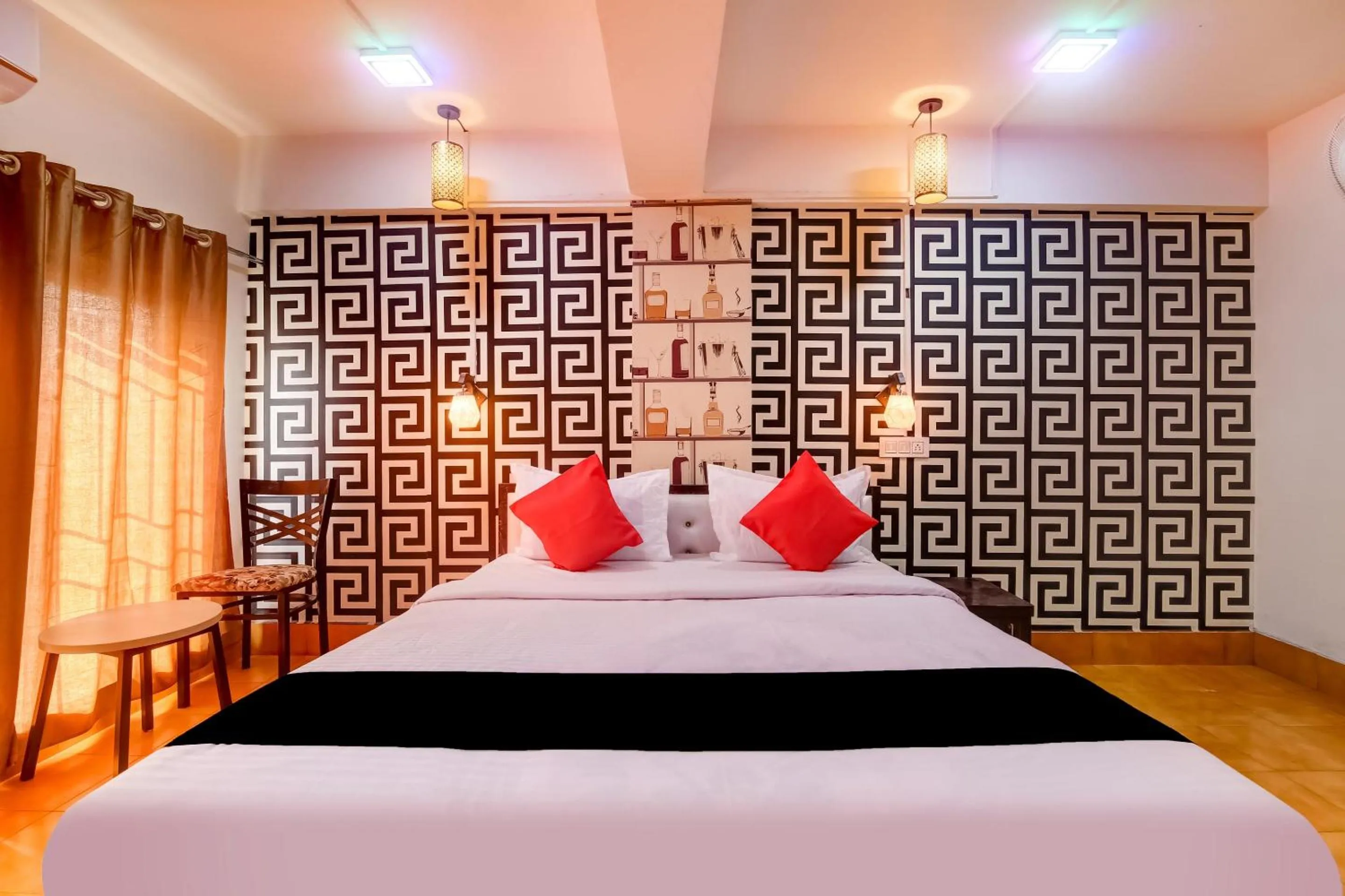 Bedroom, Bed in Super Capital O Divira Inn