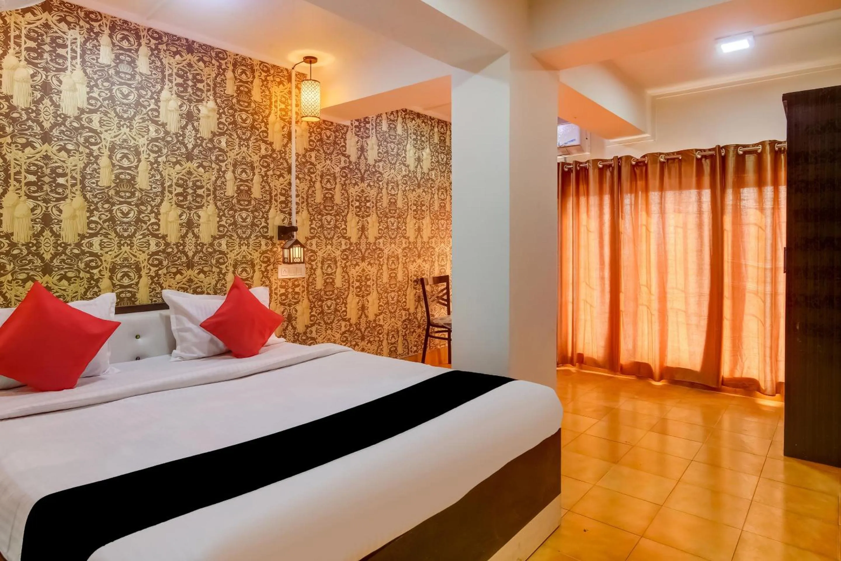 Bedroom, Bed in Super Capital O Divira Inn