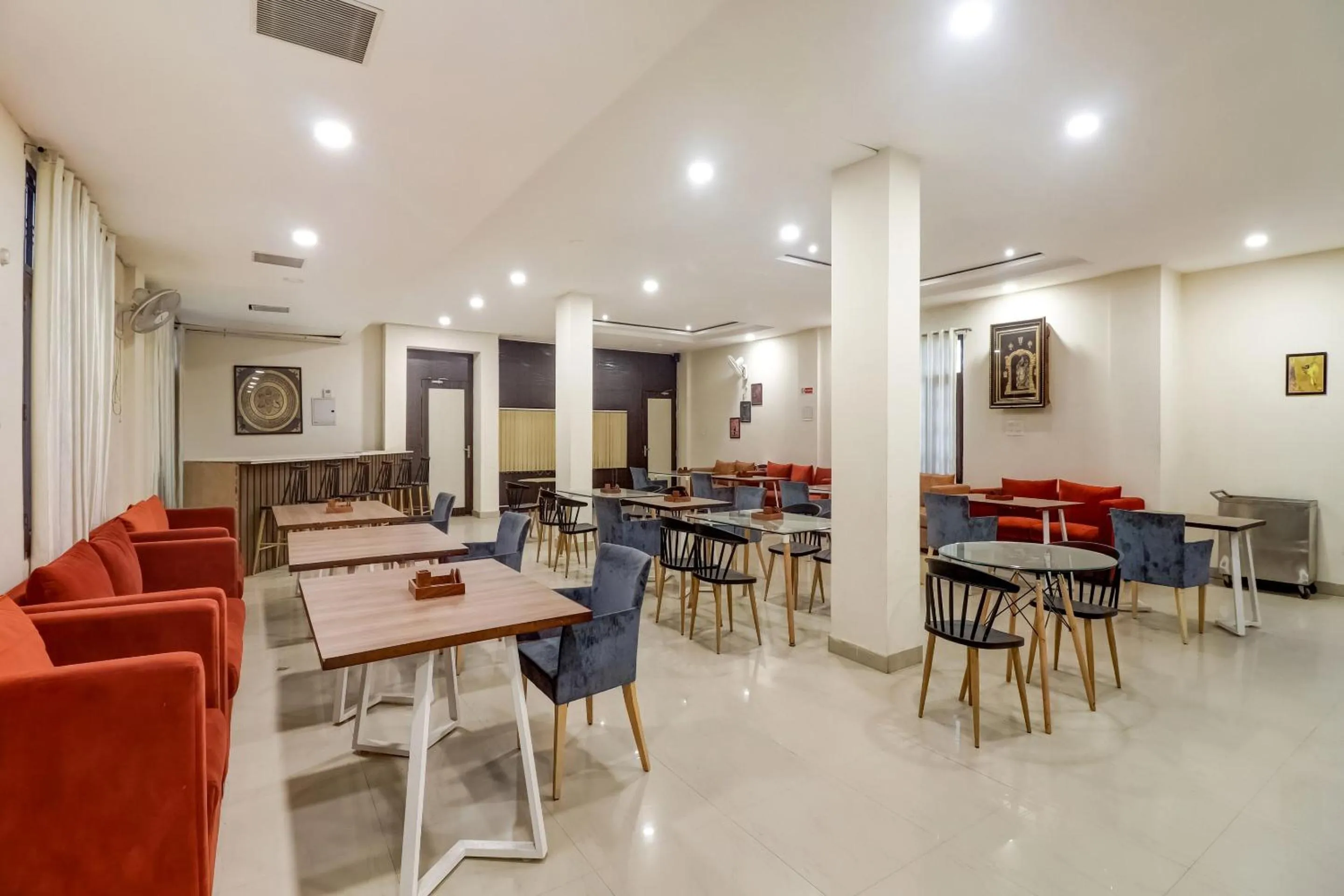 Restaurant/places to eat in Super Capital O Divira Inn