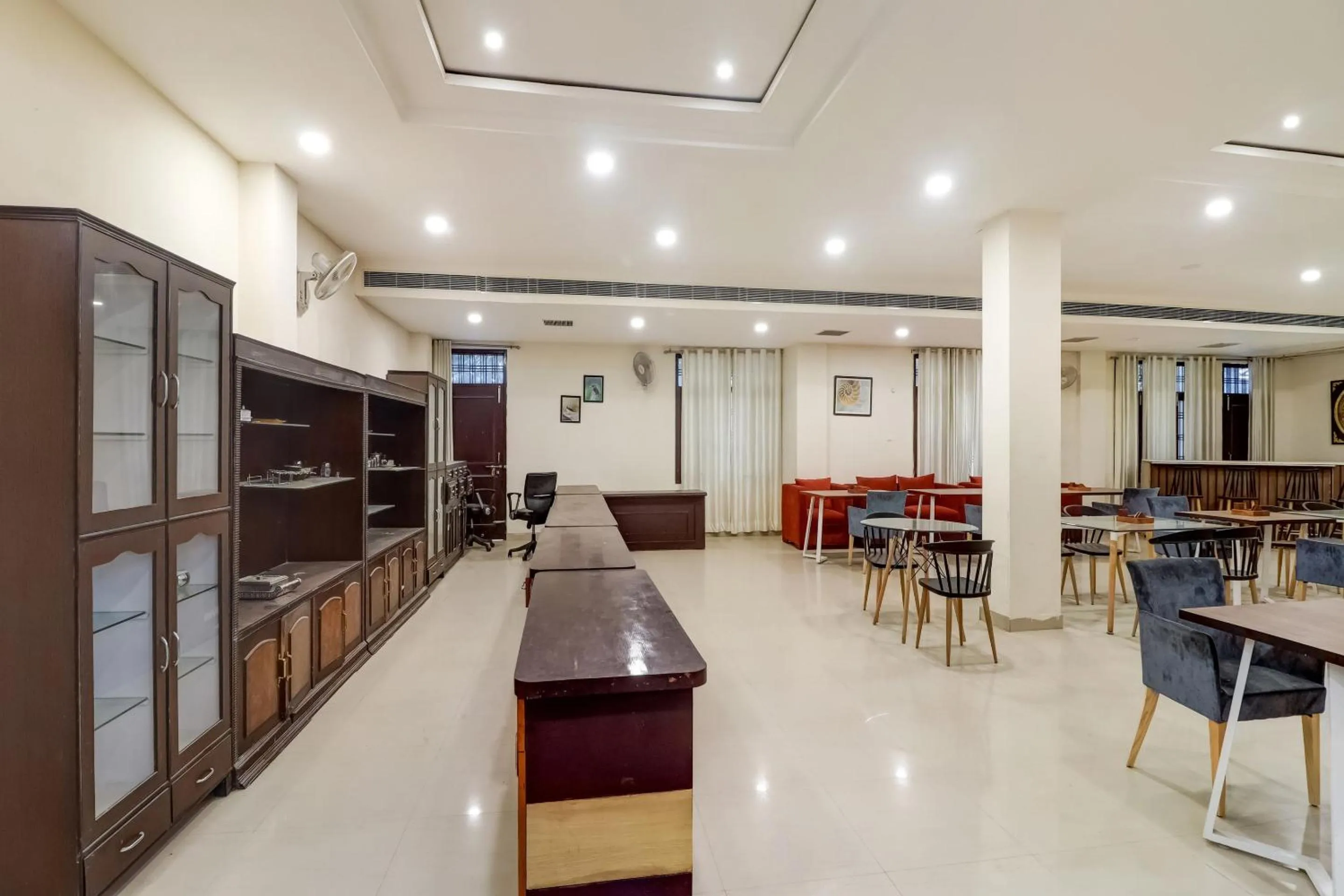 Restaurant/places to eat in Super Capital O Divira Inn