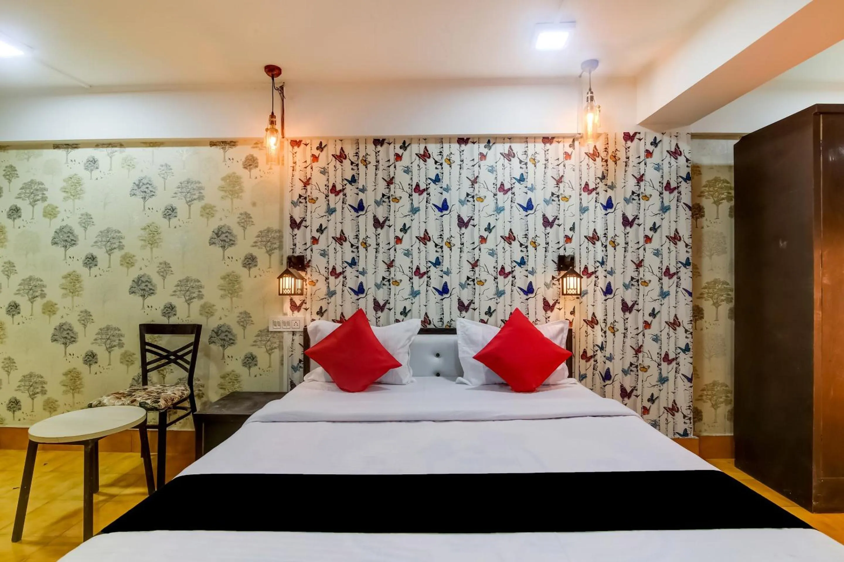 Bedroom, Bed in Super Capital O Divira Inn