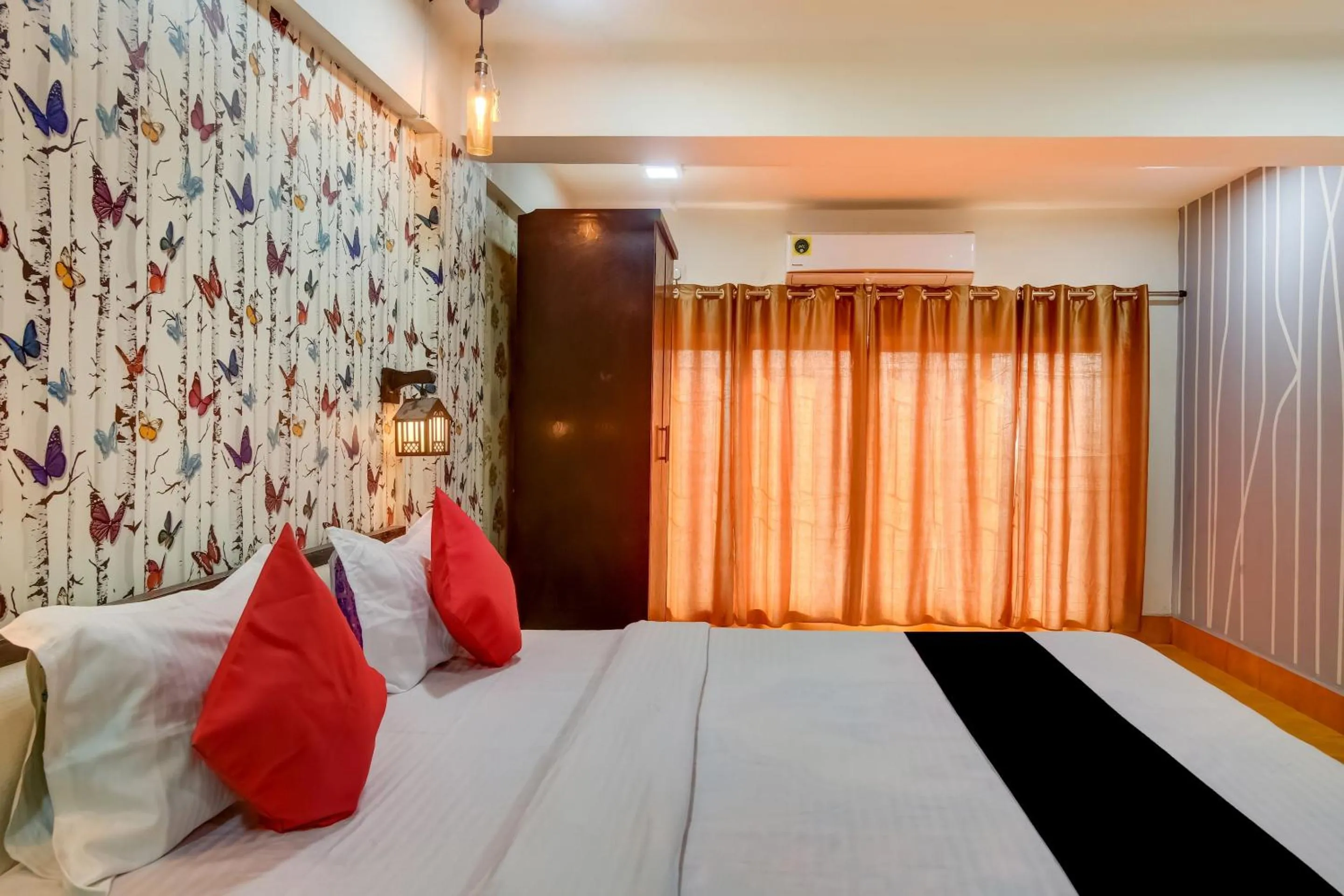 Bedroom, Bed in Super Capital O Divira Inn