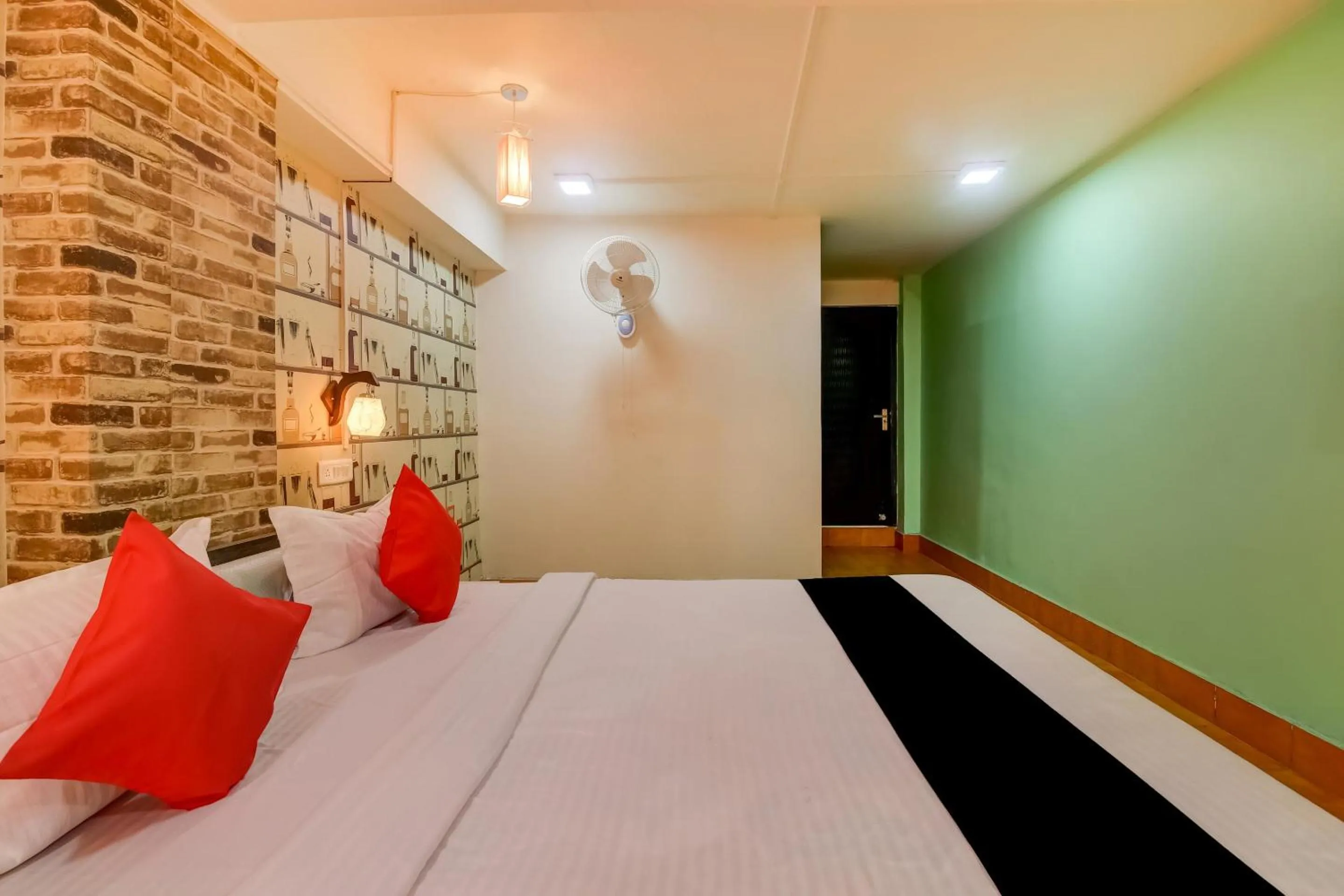 Bedroom, Bed in Super Capital O Divira Inn