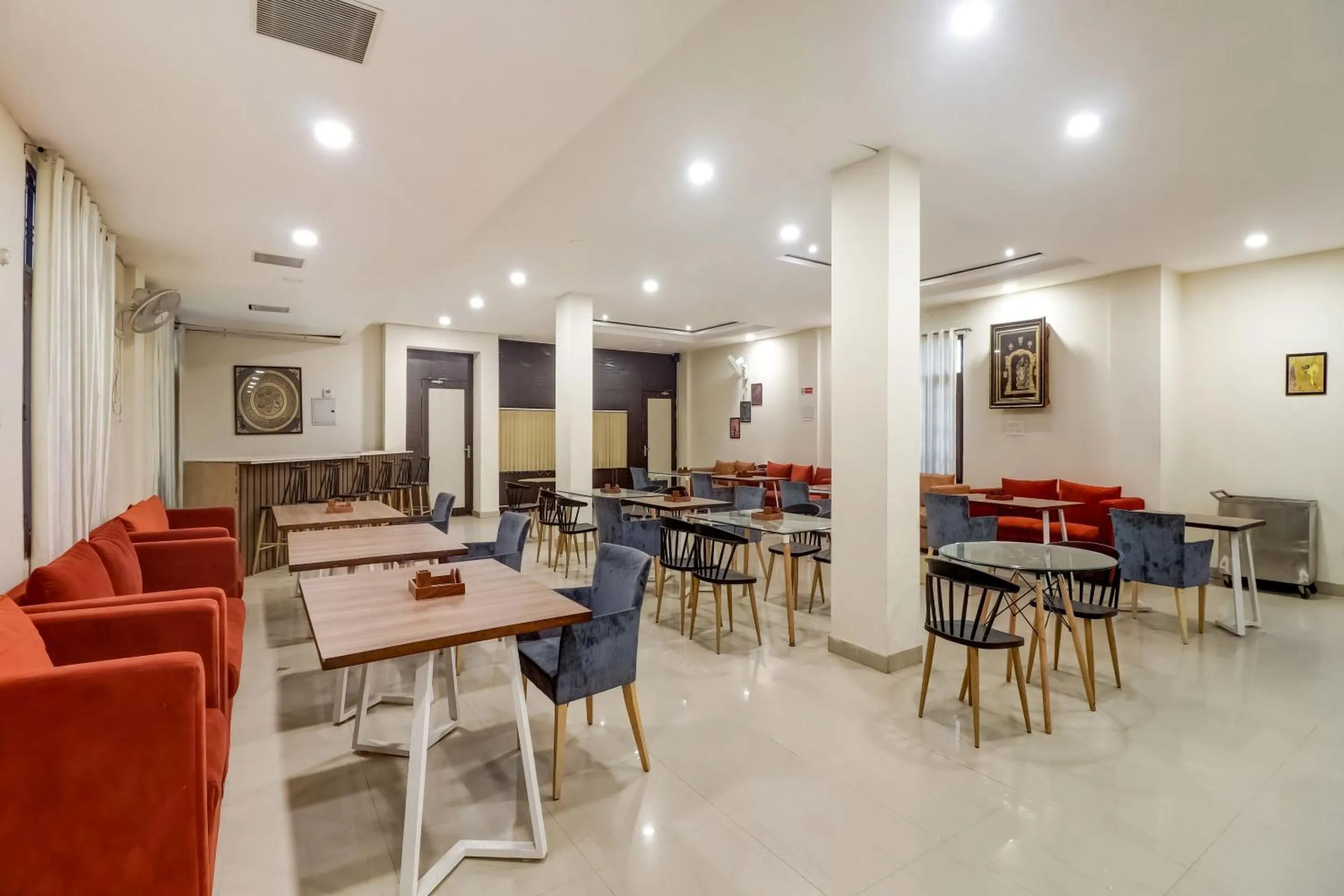 Restaurant/places to eat in Super Capital O Divira Inn