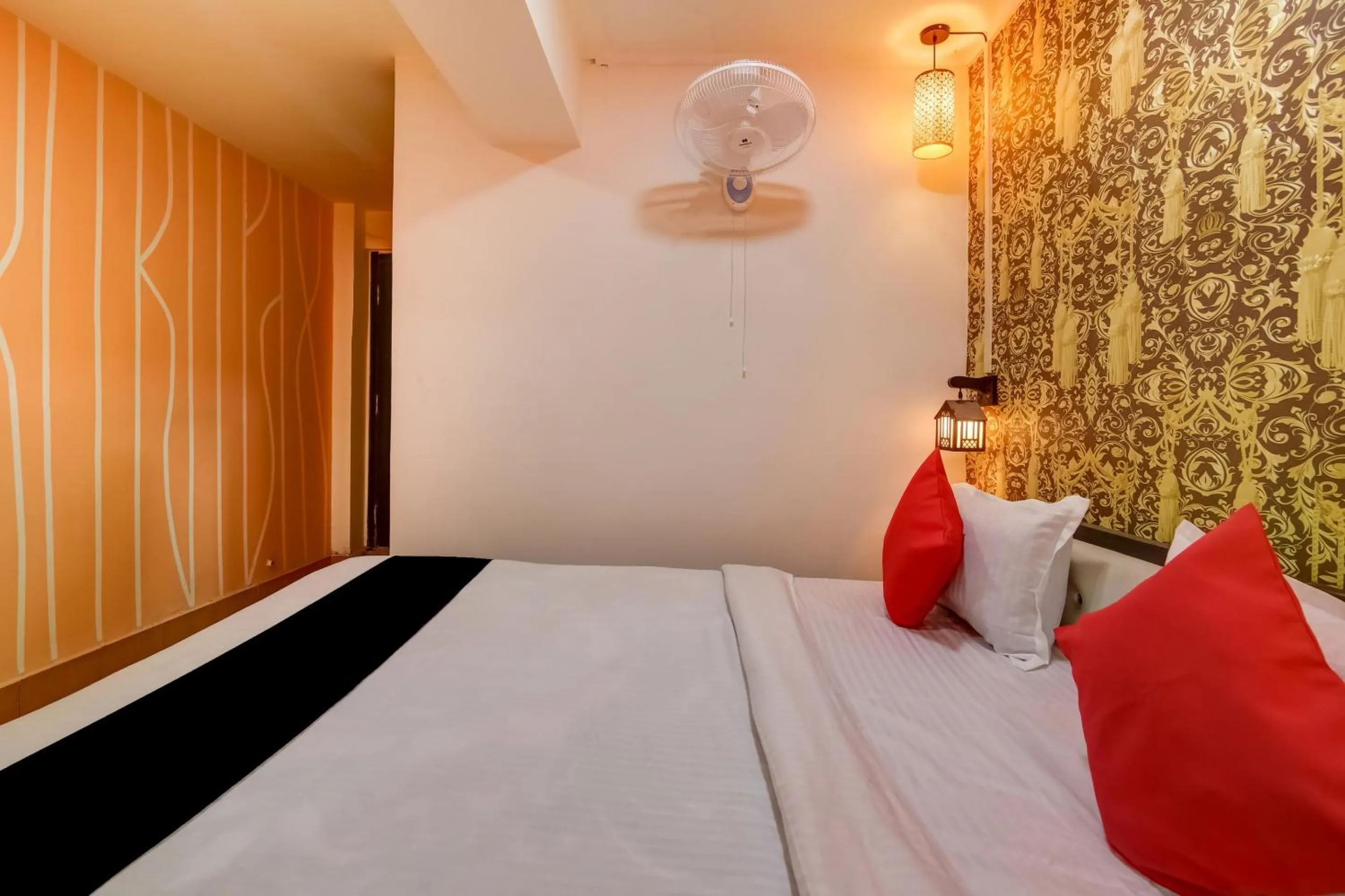 Bedroom, Bed in Super Capital O Divira Inn