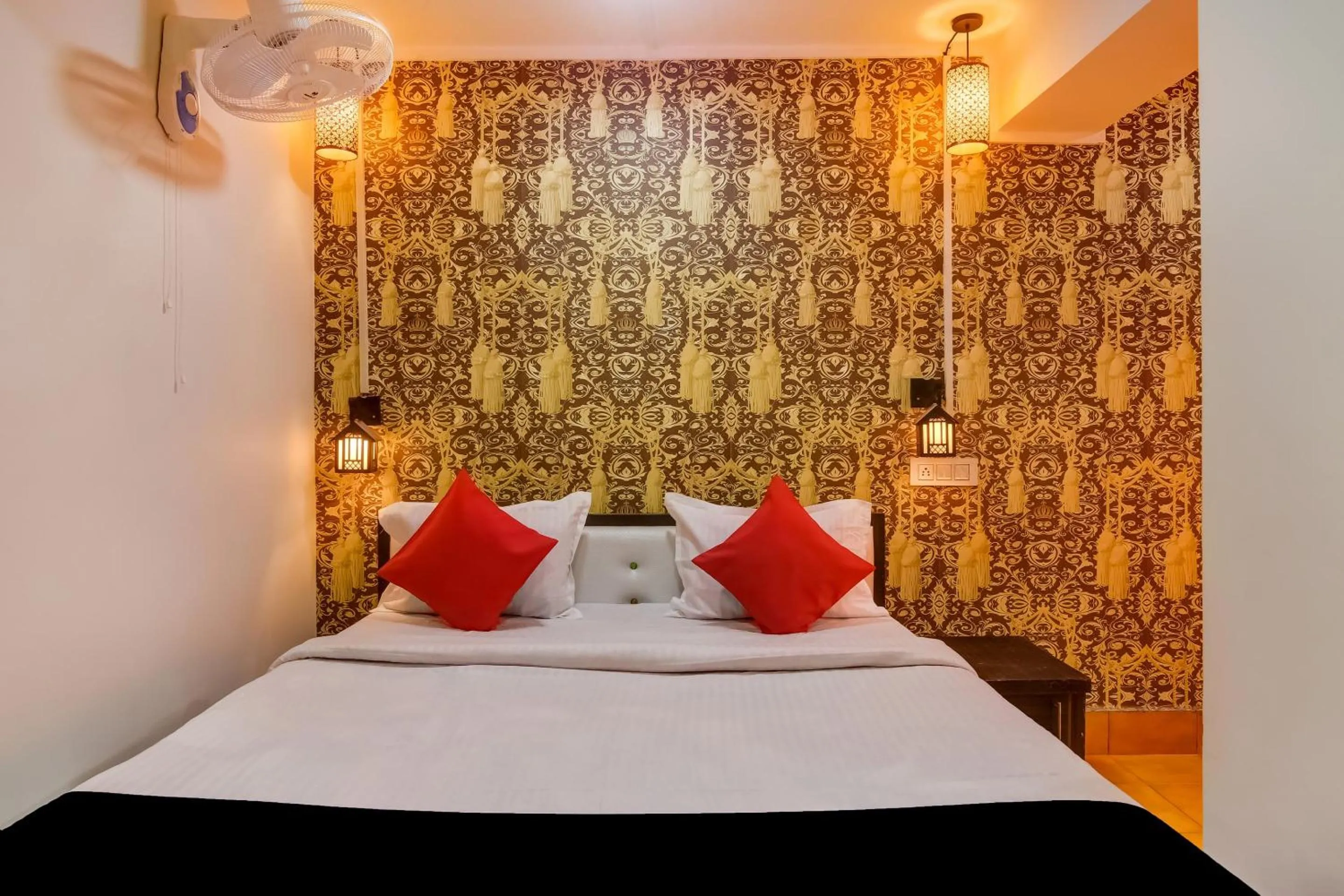 Bedroom, Bed in Super Capital O Divira Inn