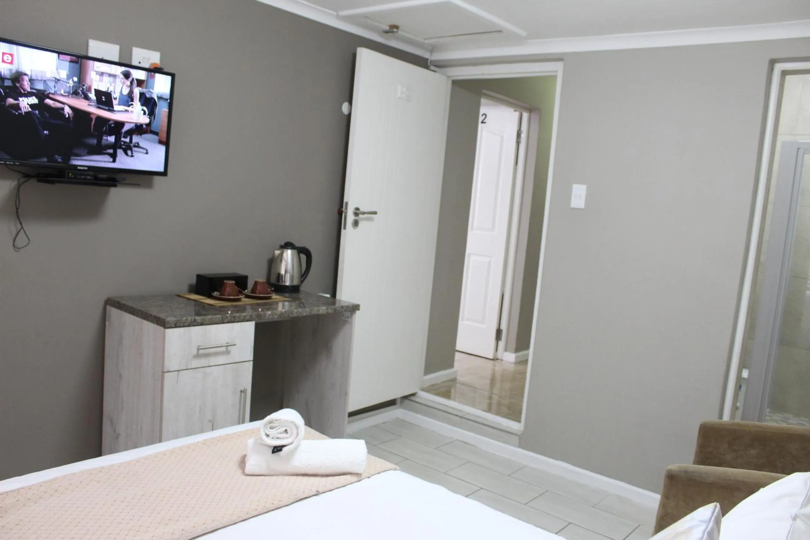 TV and multimedia, Bed in 103onWallace Self Catering Guest House