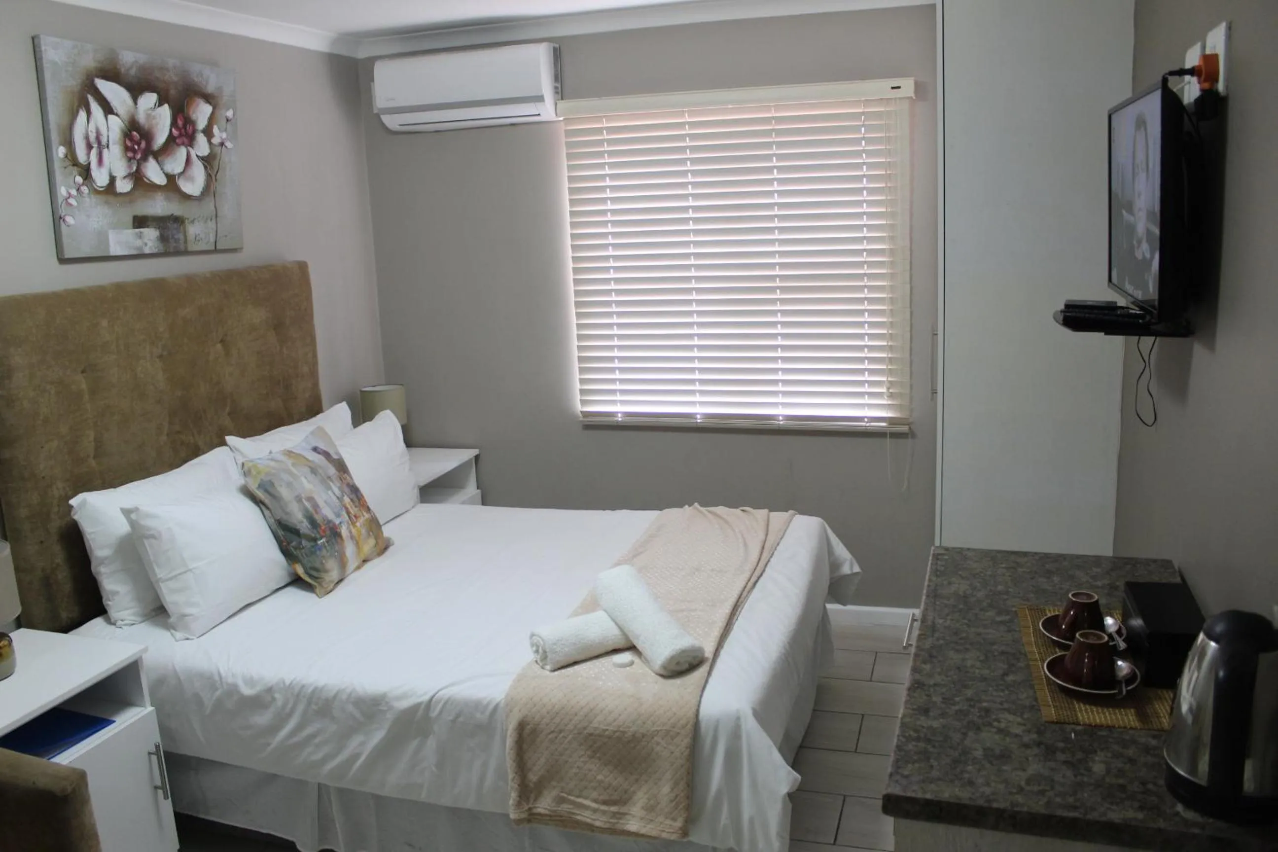 Bed in 103onWallace Self Catering Guest House