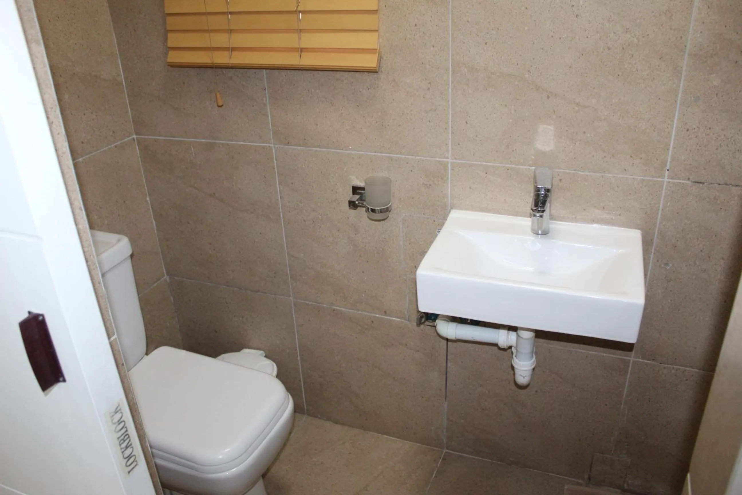 Toilet in 103onWallace Self Catering Guest House