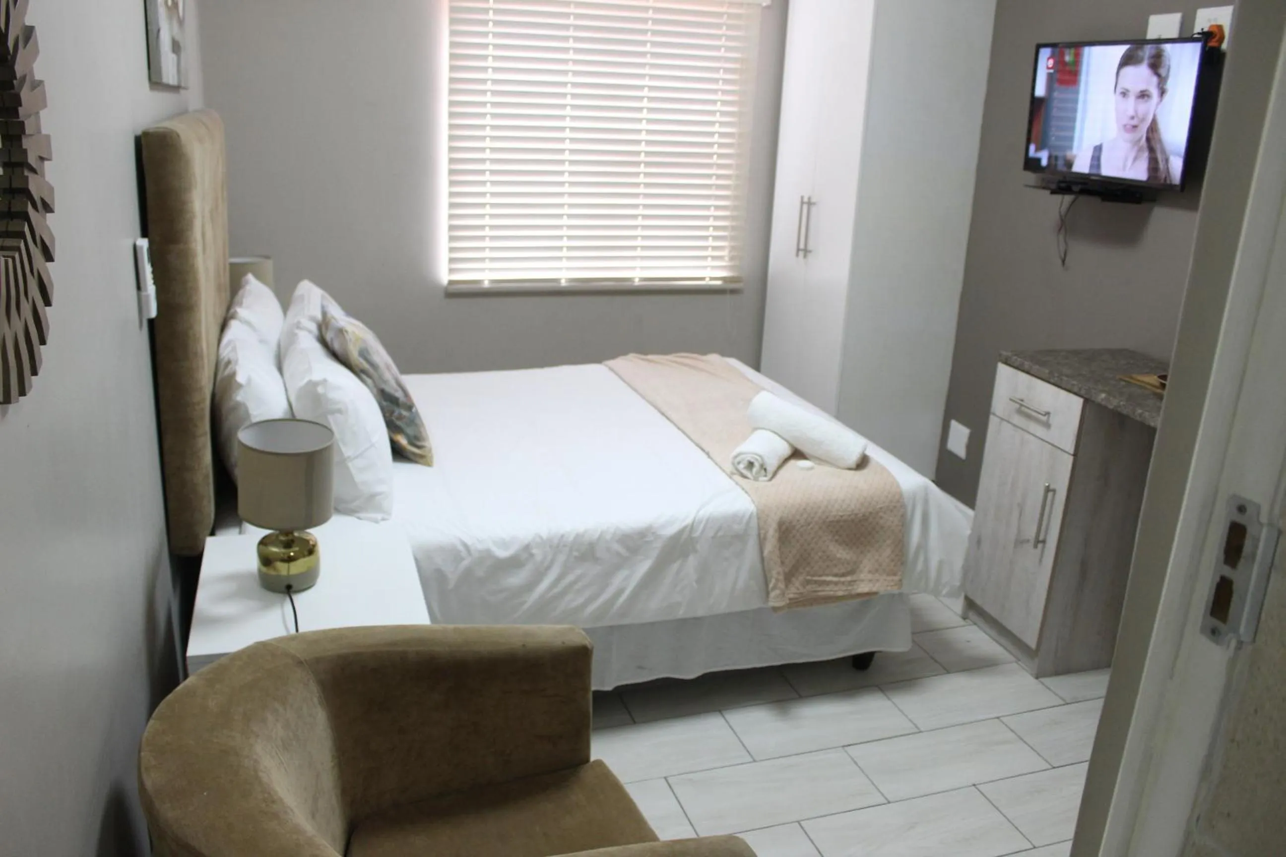 TV and multimedia, Bed in 103onWallace Self Catering Guest House