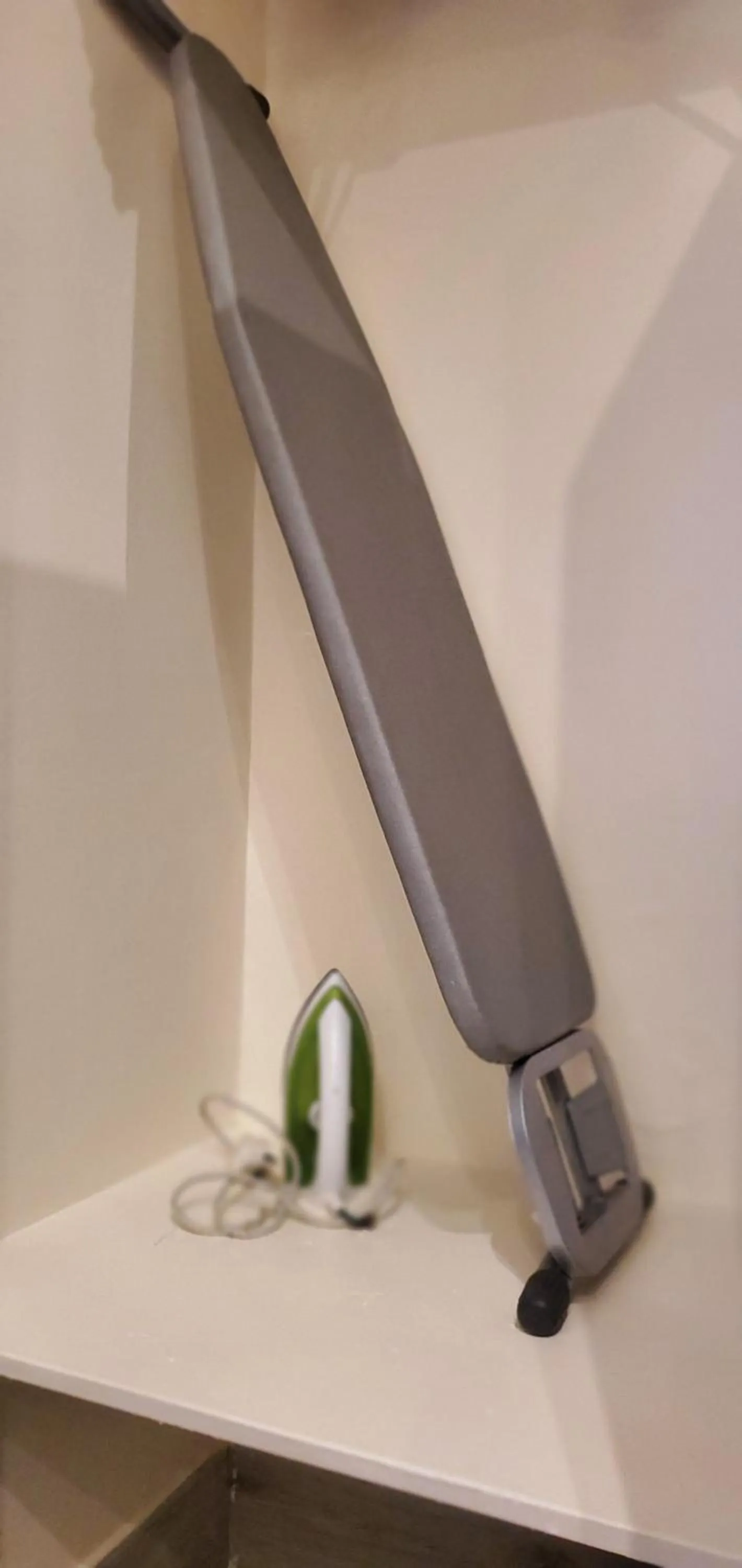 flat iron in ENTEBBESTAY APARTHOTEL - Kitooro