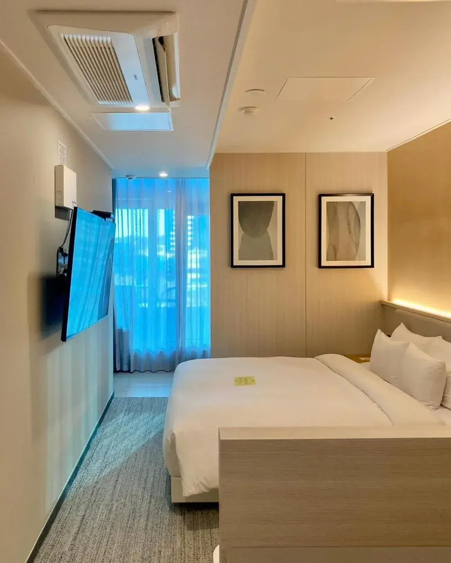 Deluxe Double Room with Balcony with Free access to Rooftop pool in Hound Hotel Busan Station Deluxe Double Room with Balcony with Free access to Rooftop pool in Hound Hotel Busan Station