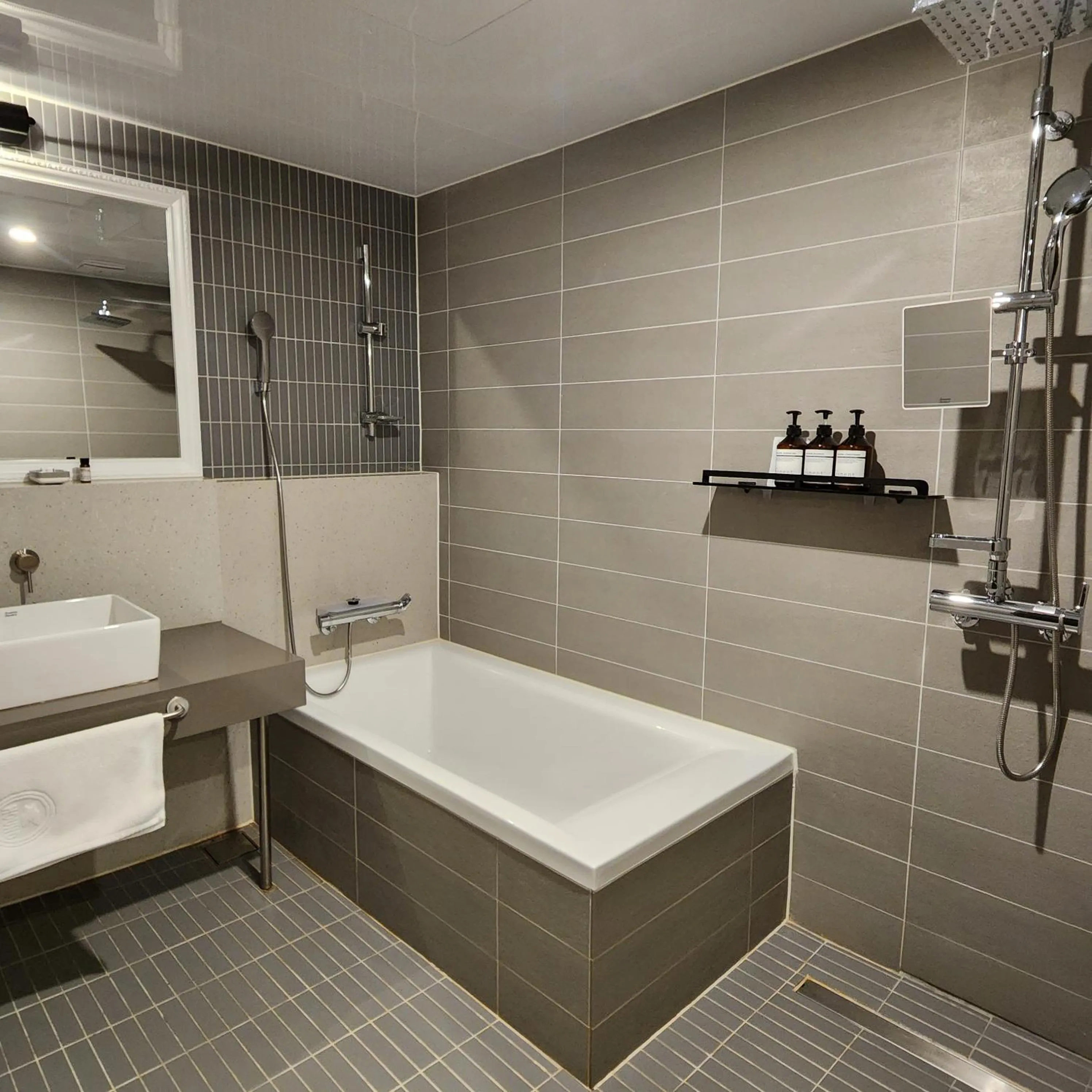 Bath in Hound Hotel Busan Station