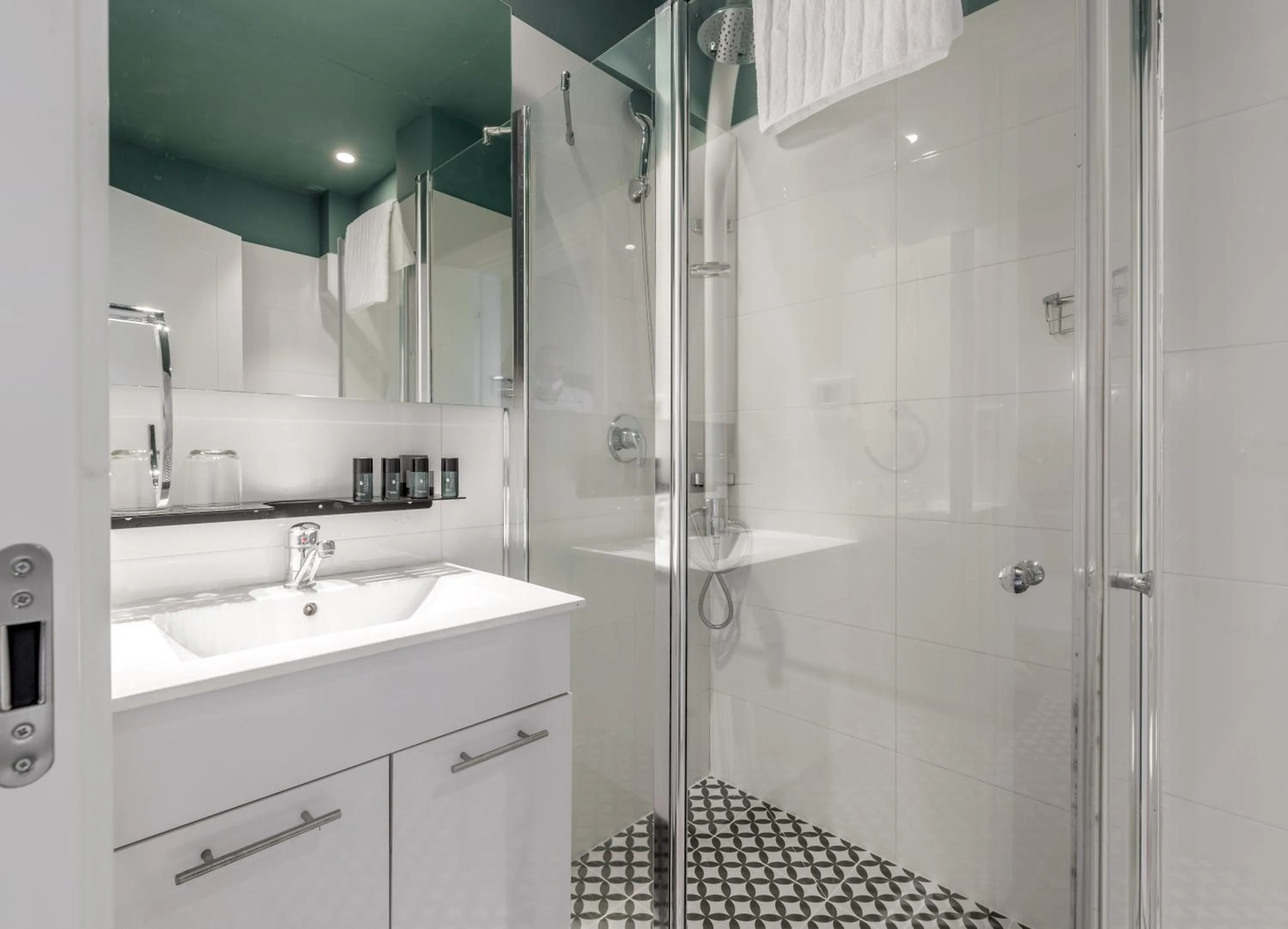 Bathroom in Dizengoff Garden Hotel