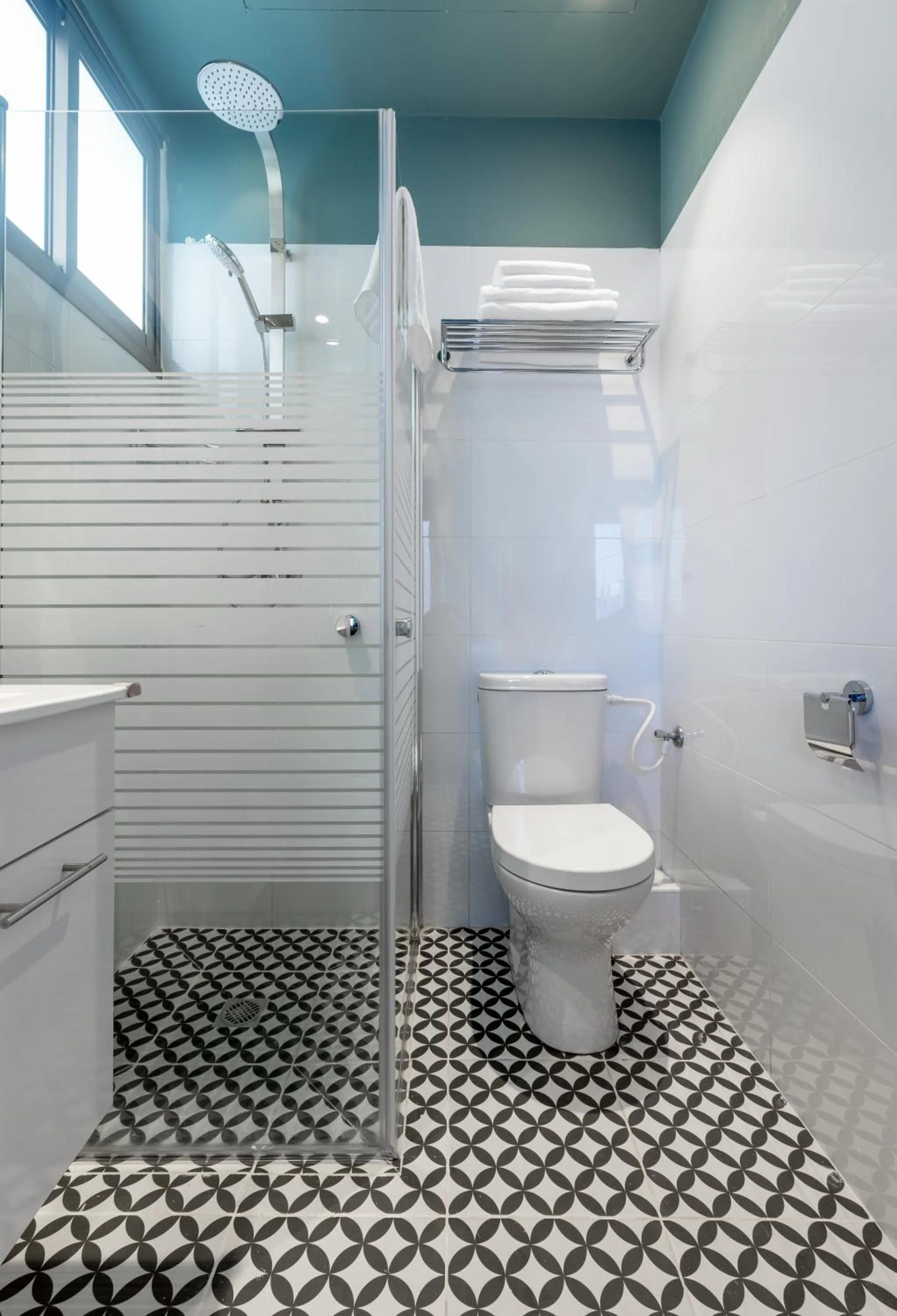 Bathroom in Dizengoff Garden Hotel