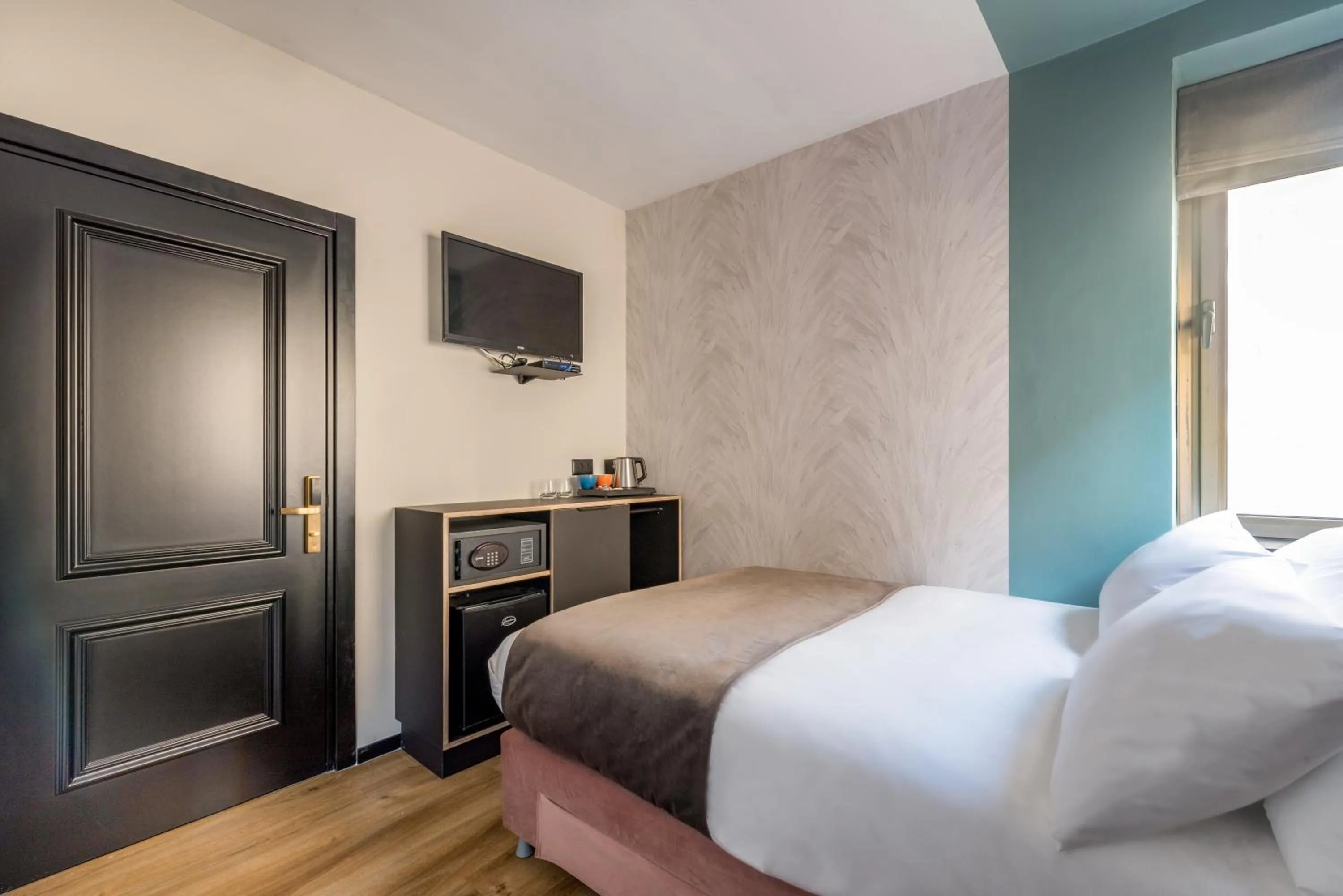 Photo of the whole room, Bed in Dizengoff Garden Hotel