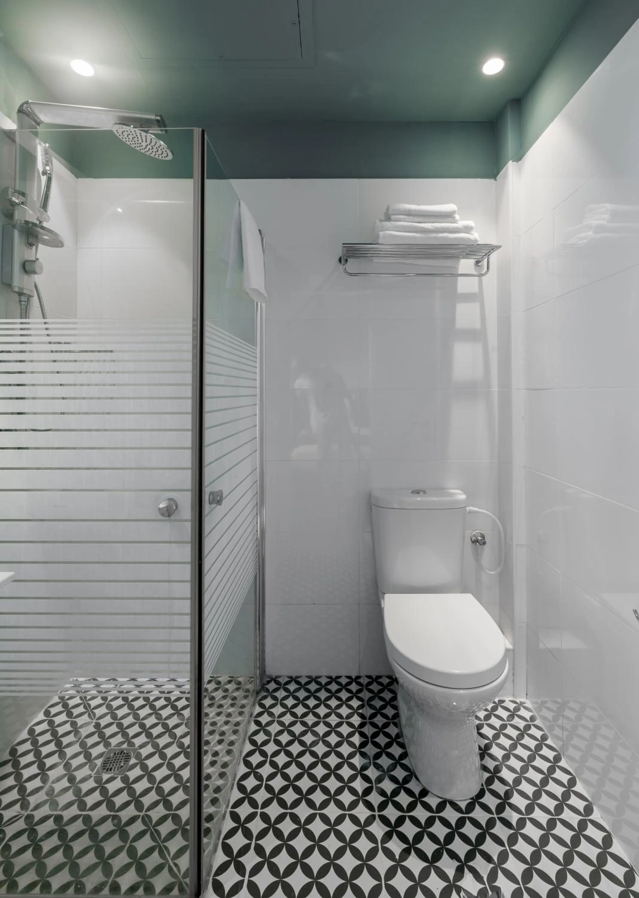 Bathroom in Dizengoff Garden Hotel