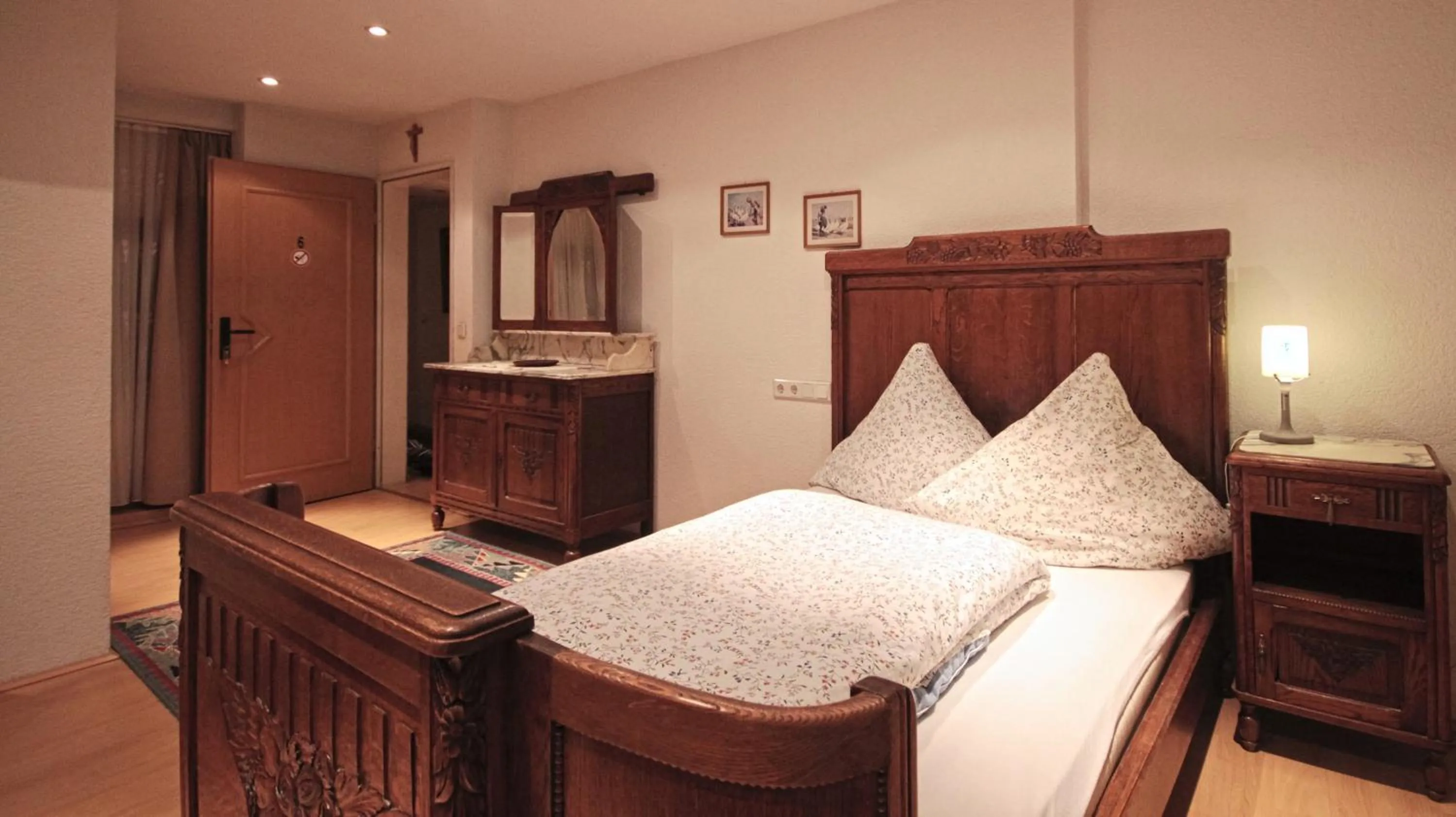 Bedroom, Bed in Hotel zum Schwan Weilerswist