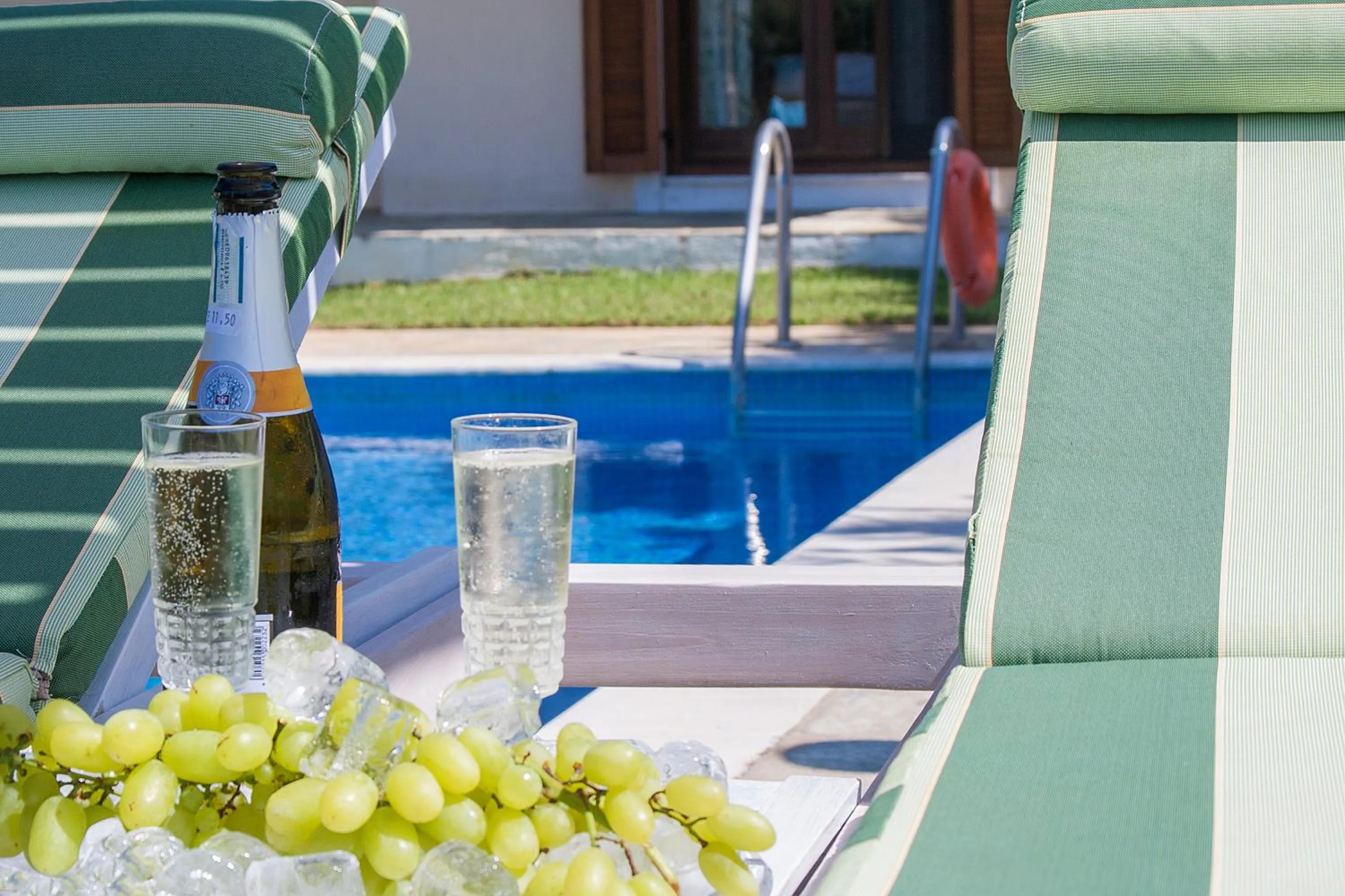 Swimming pool in Four Seasons Villas