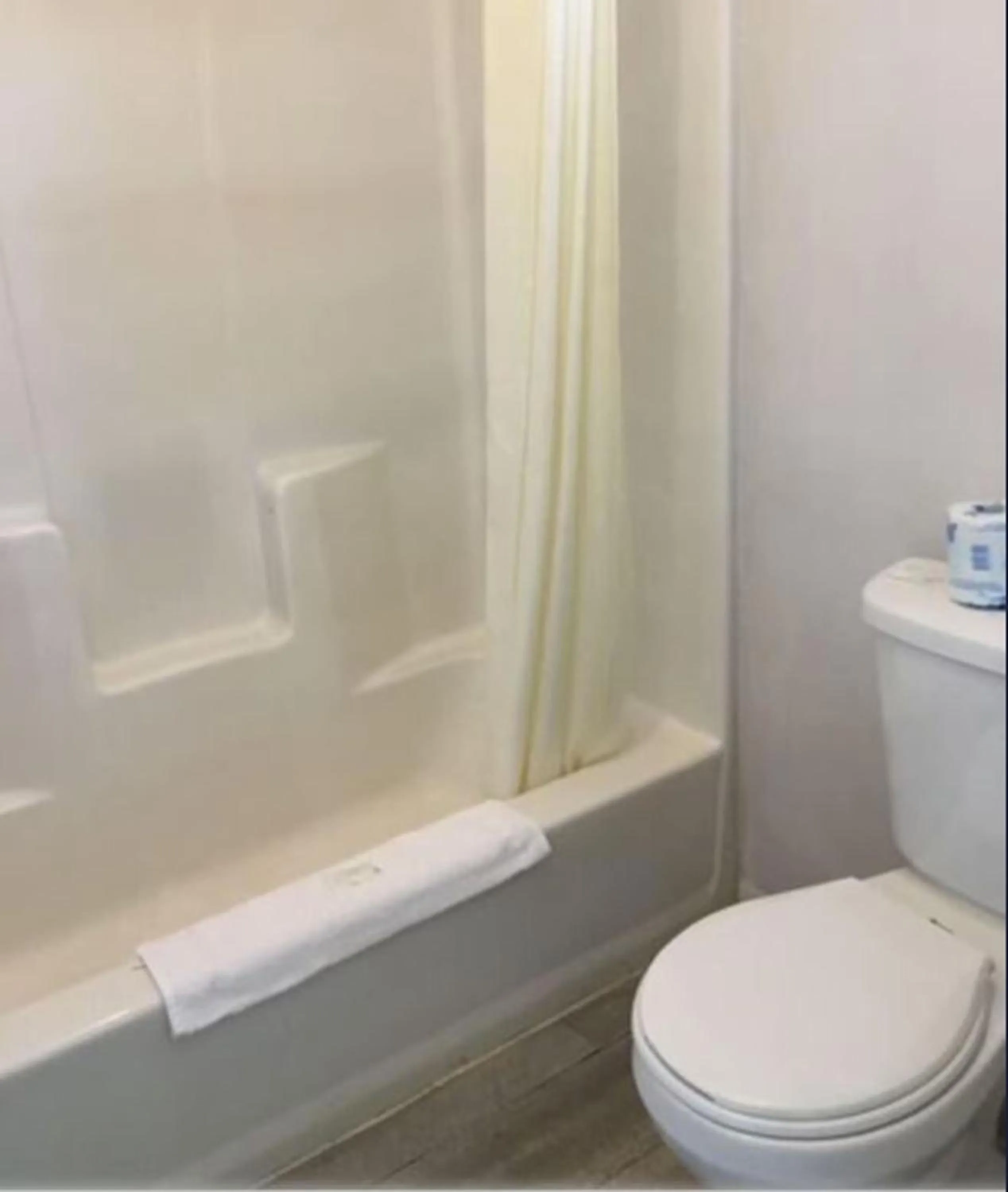 Bathroom in Sands Motel