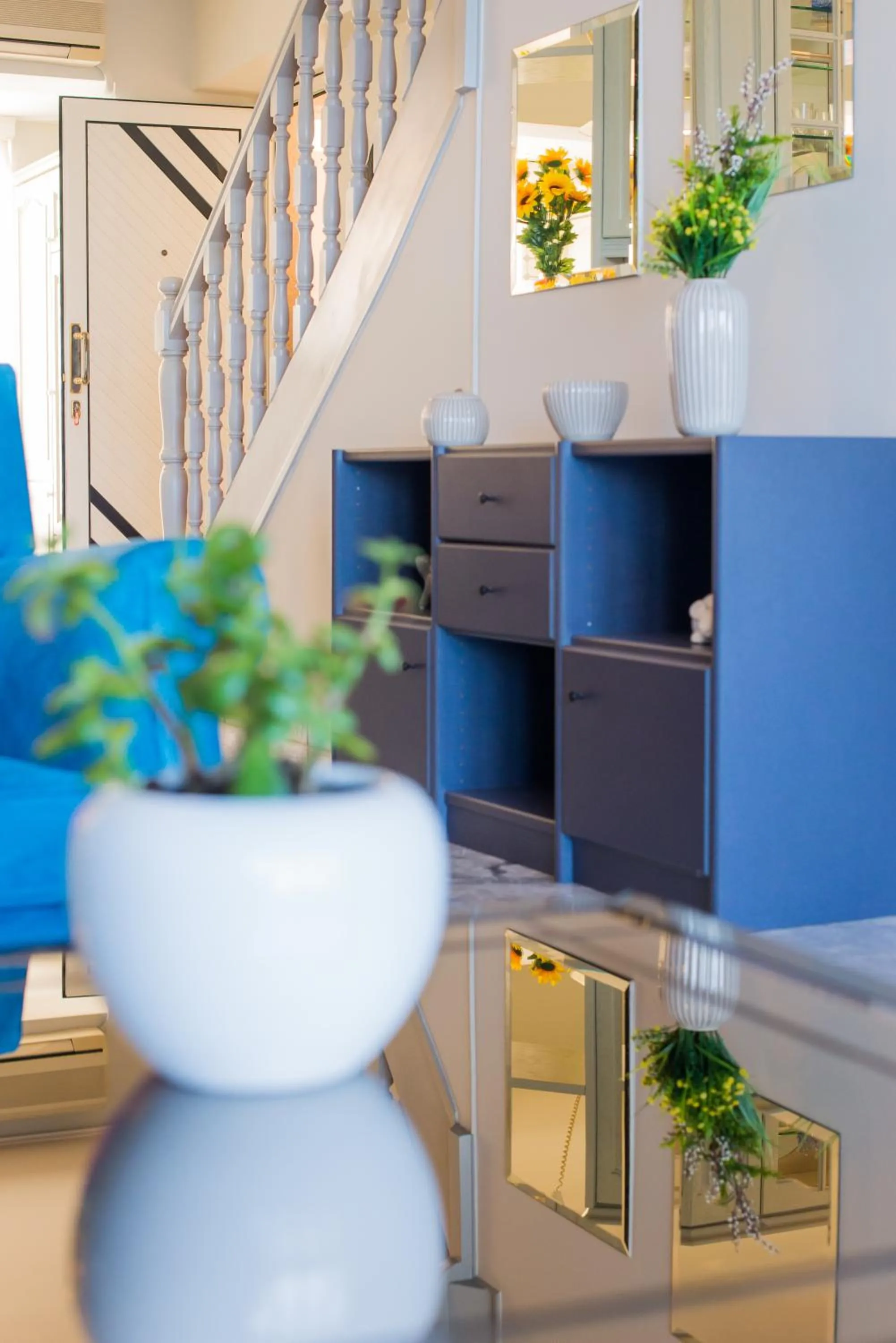 Decorative detail in Birais Beach Studios