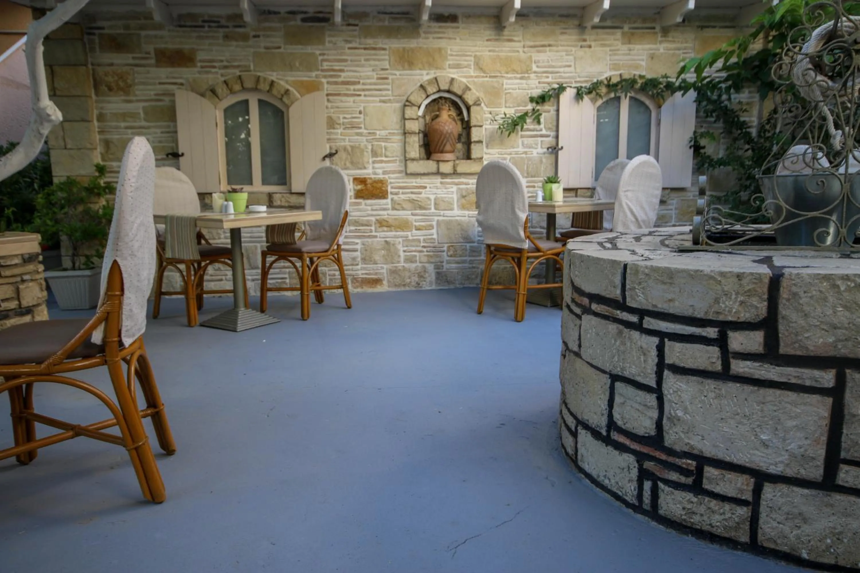 Restaurant/places to eat in Birais Beach Studios