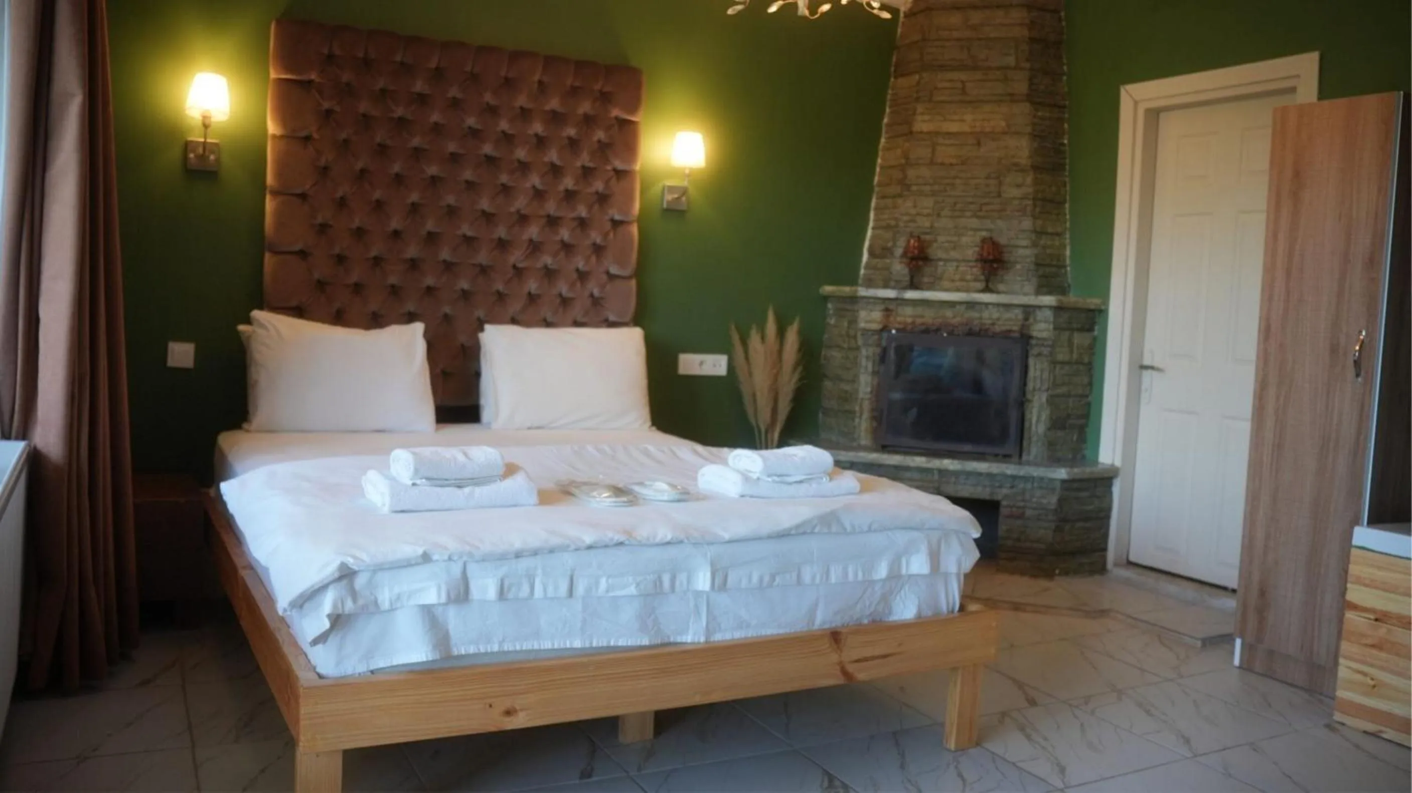 Bed in Treetops Park Hotel