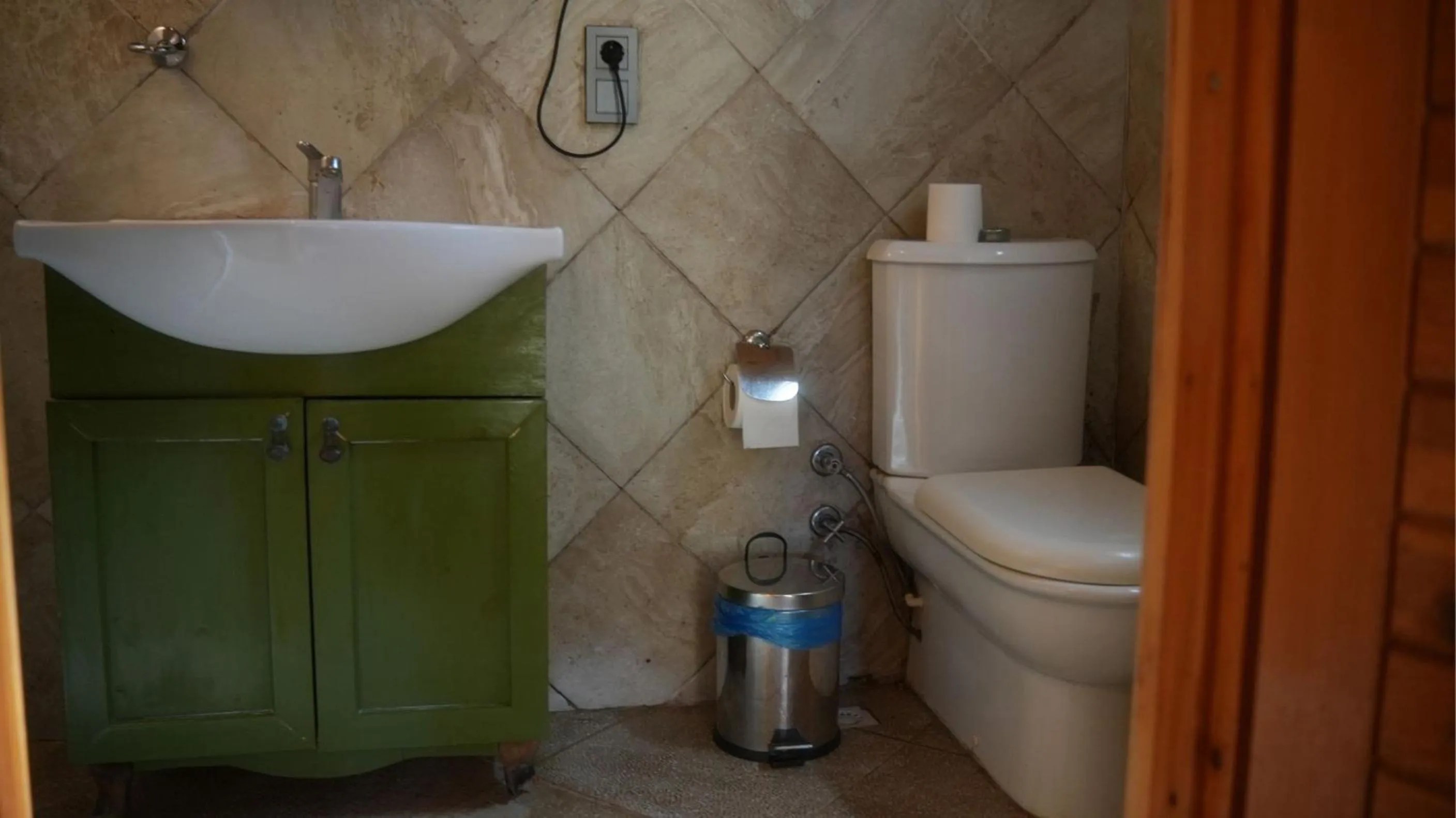 Toilet in Treetops Park Hotel