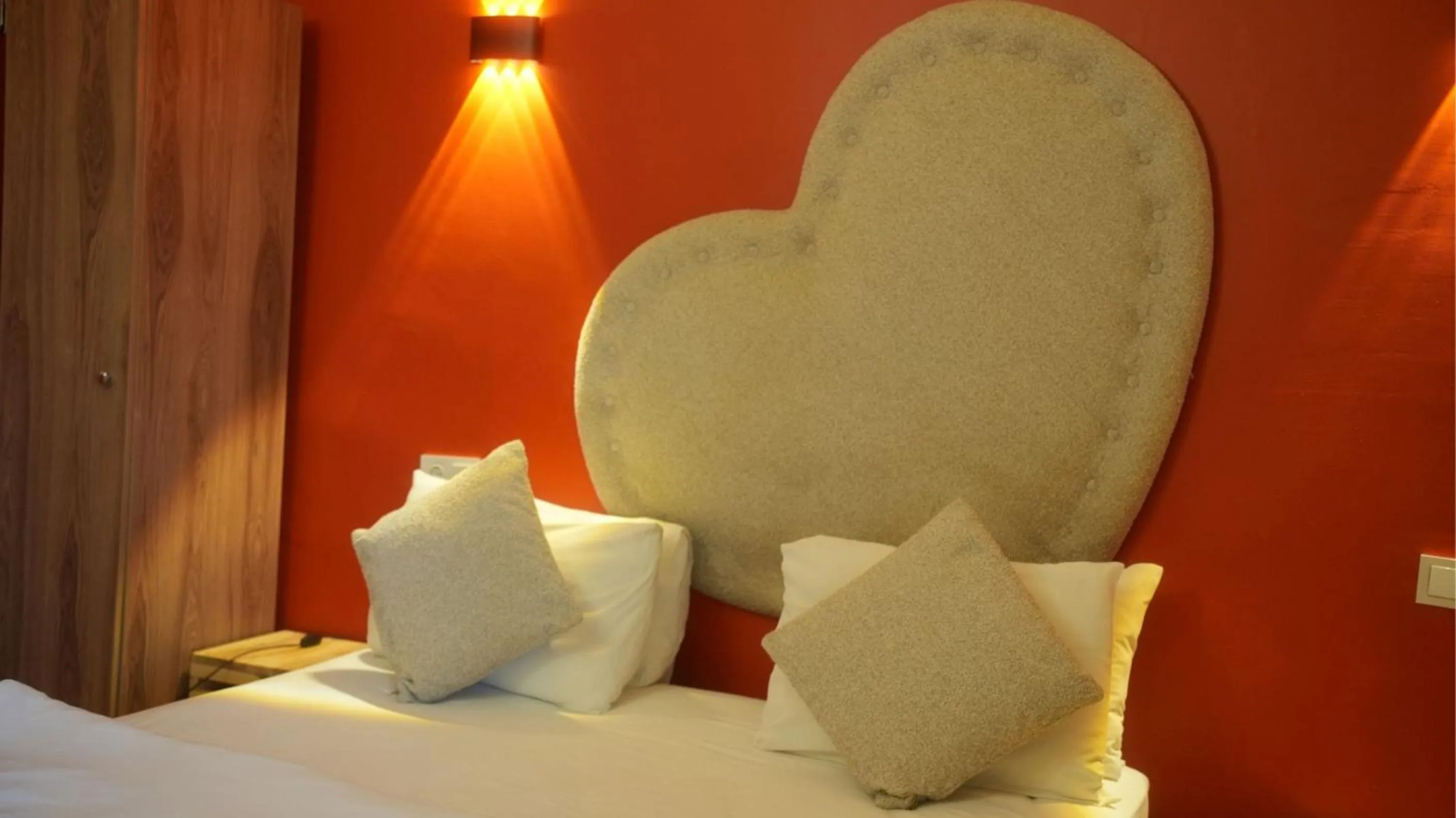 Bed in Treetops Park Hotel