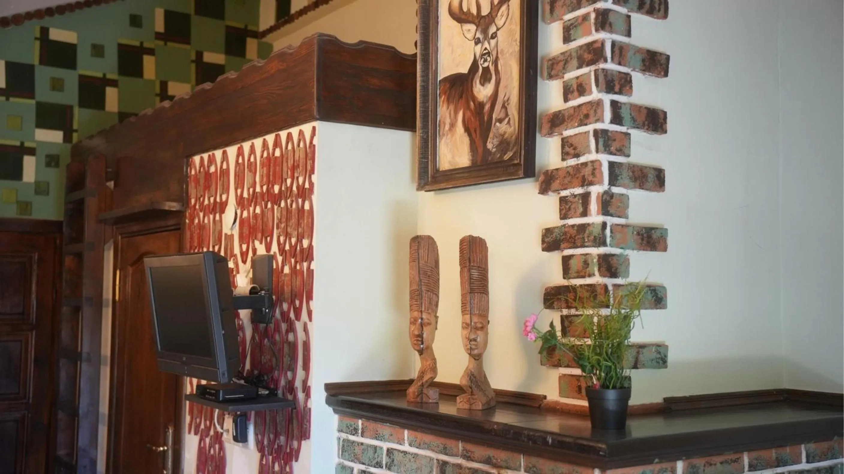 TV and multimedia in Treetops Park Hotel