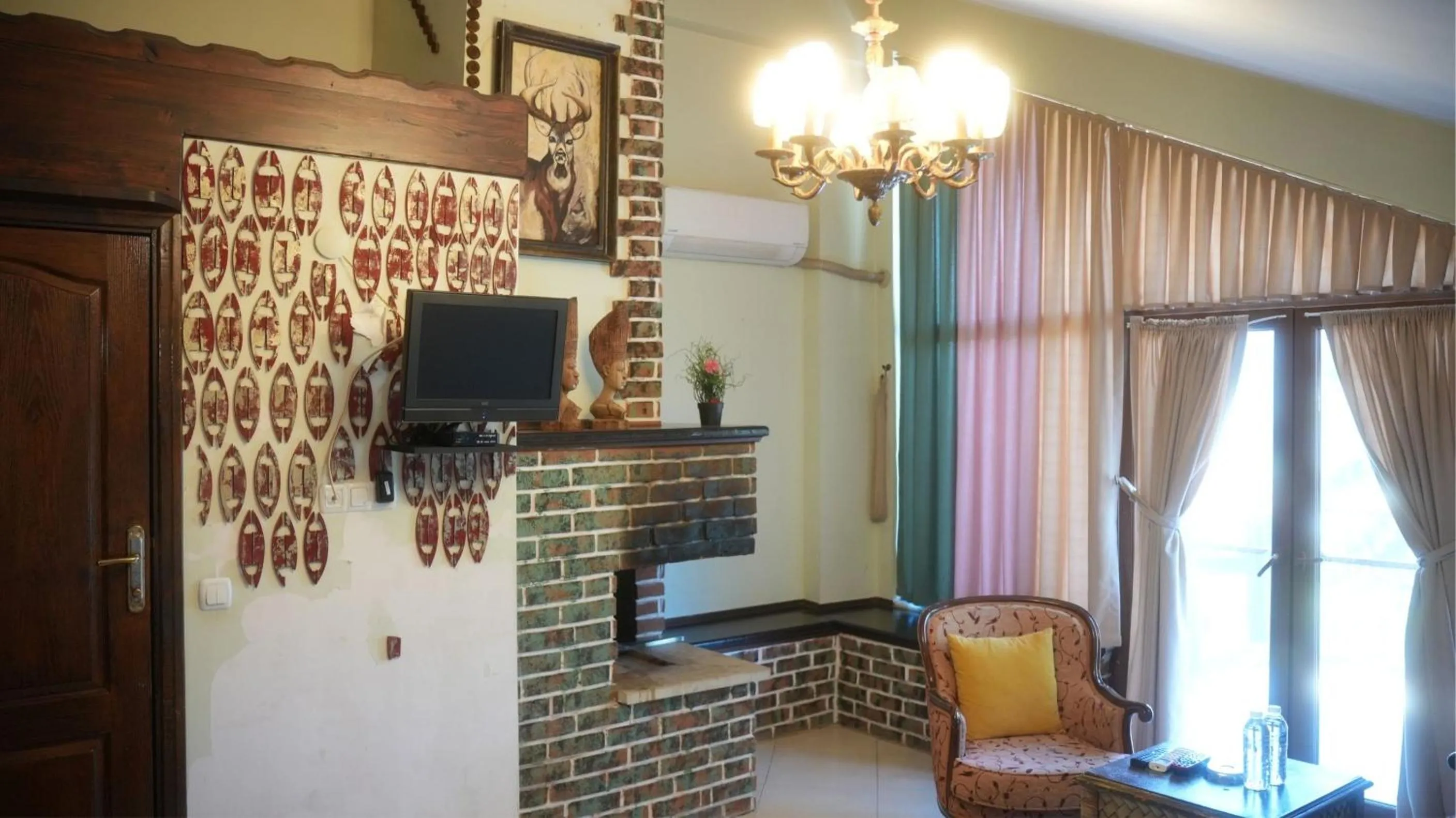 TV and multimedia in Treetops Park Hotel