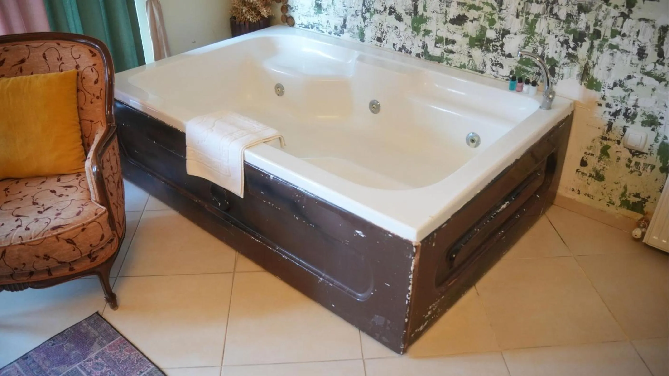 Hot Tub in Treetops Park Hotel