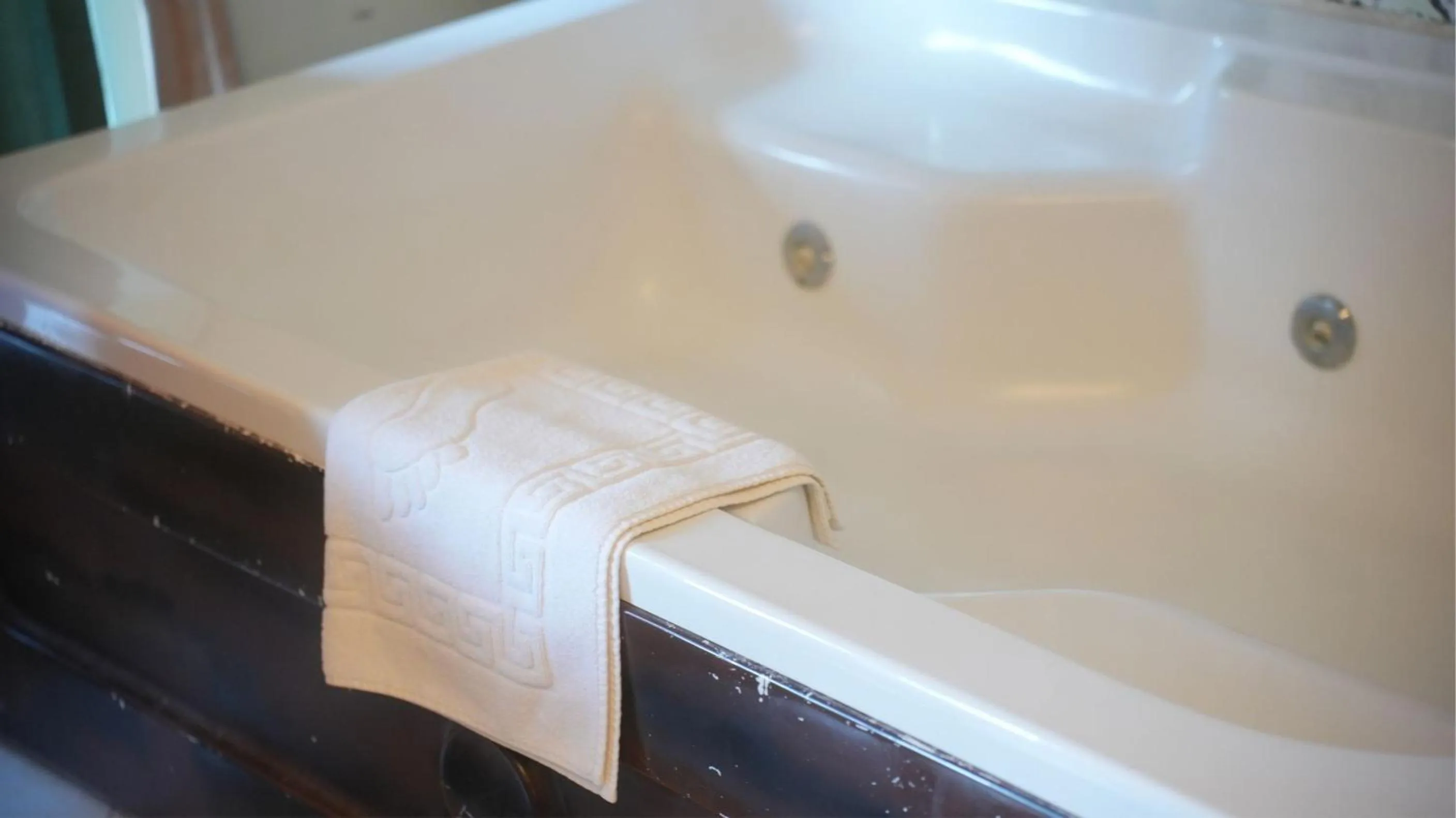 Hot Tub in Treetops Park Hotel