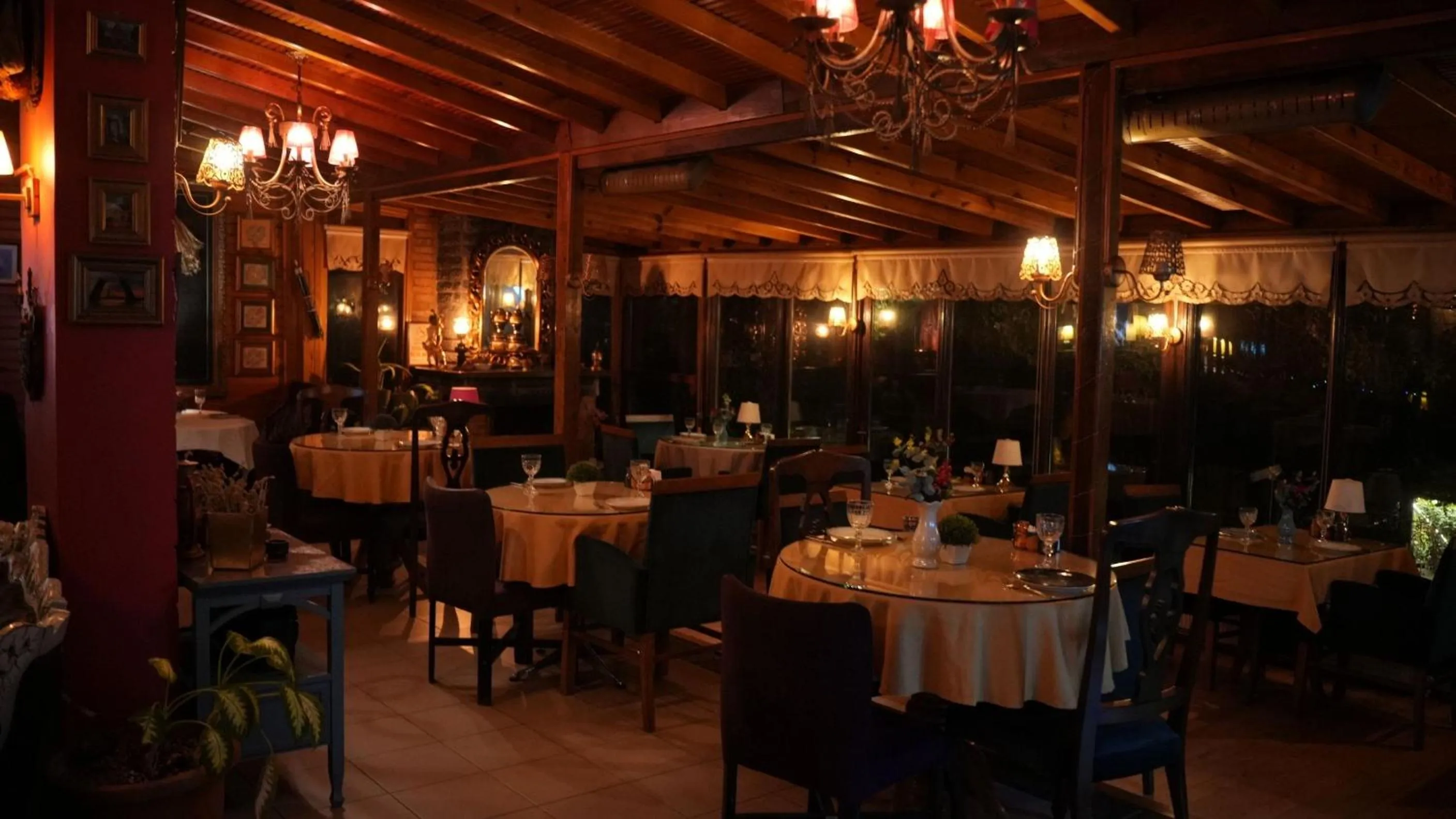 Restaurant/places to eat in Treetops Park Hotel