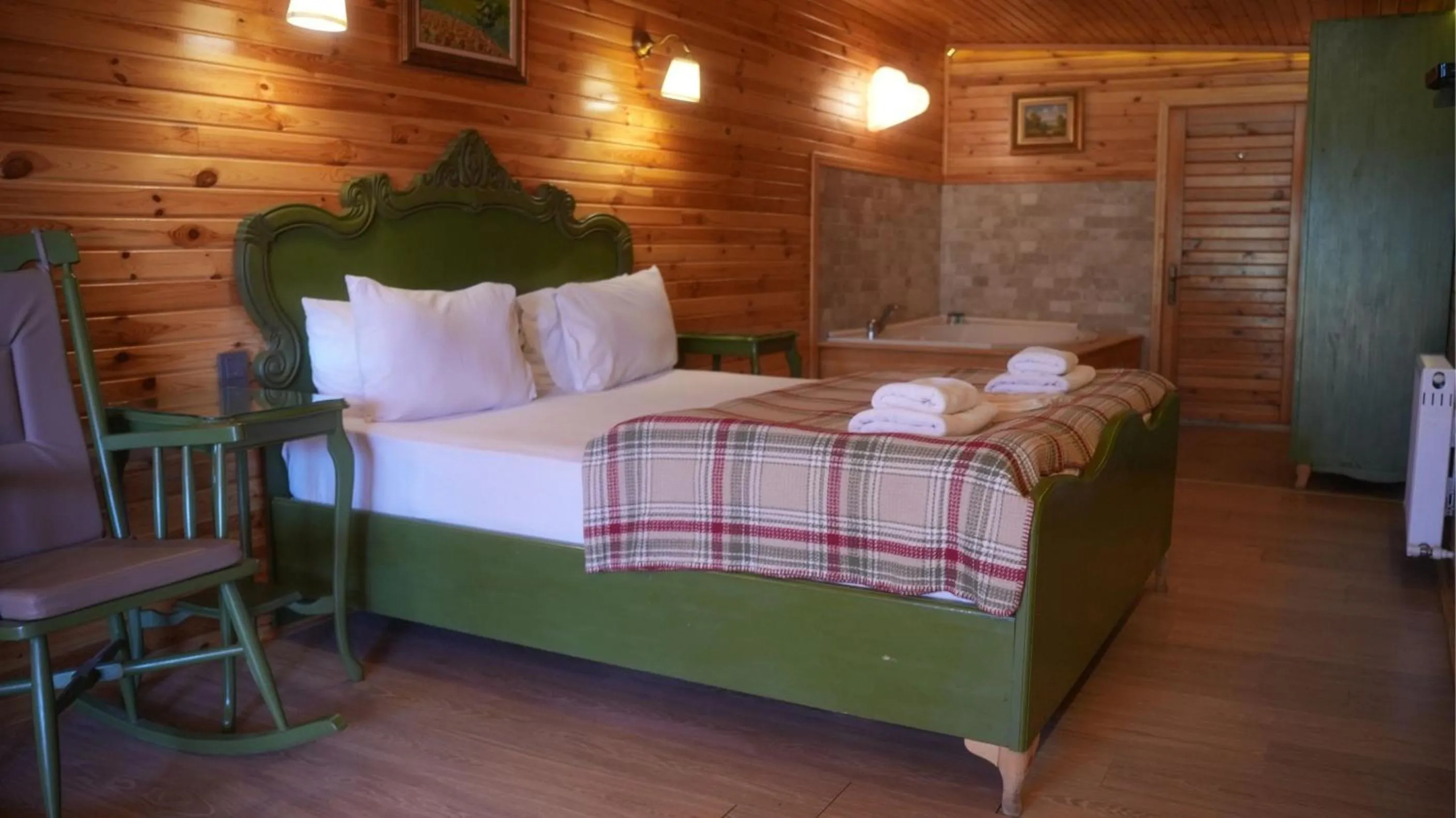 Photo of the whole room, Bed in Treetops Park Hotel