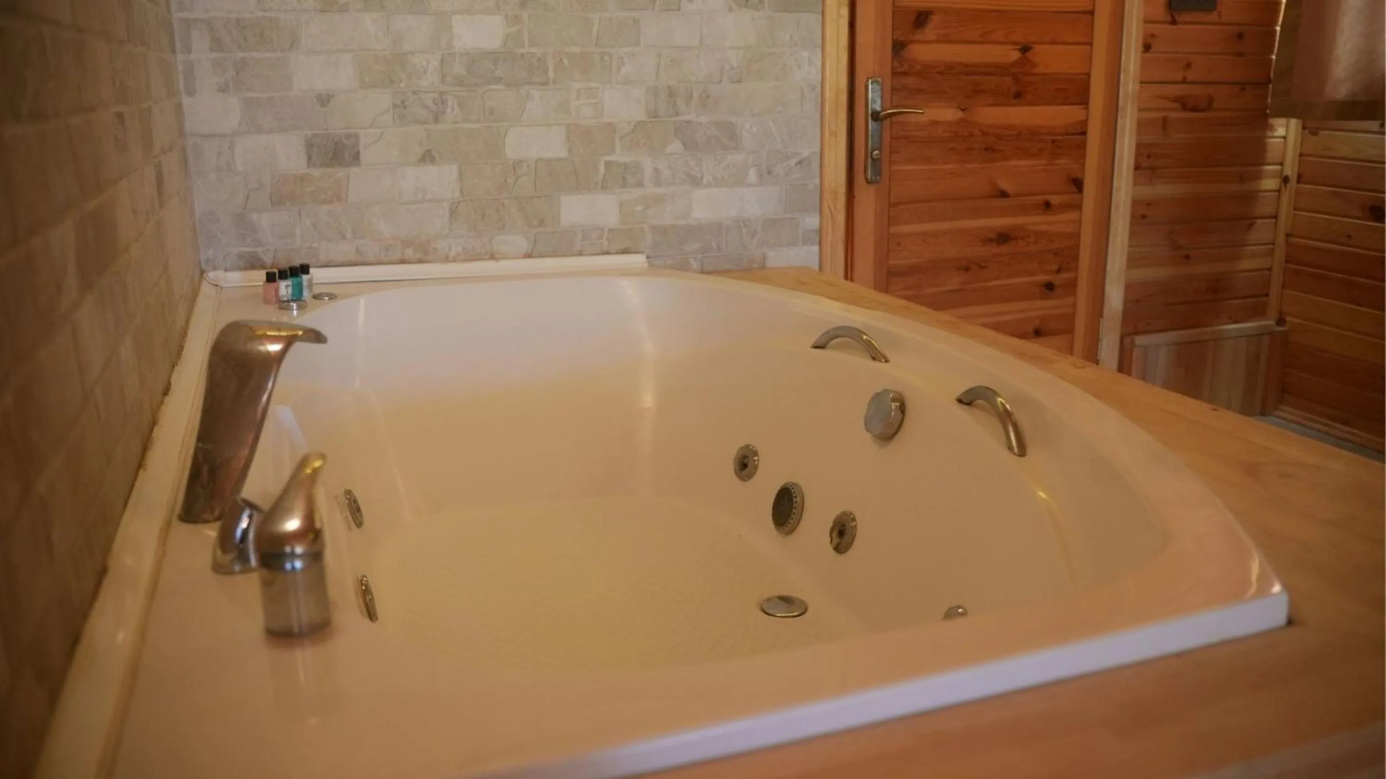 Hot Tub in Treetops Park Hotel