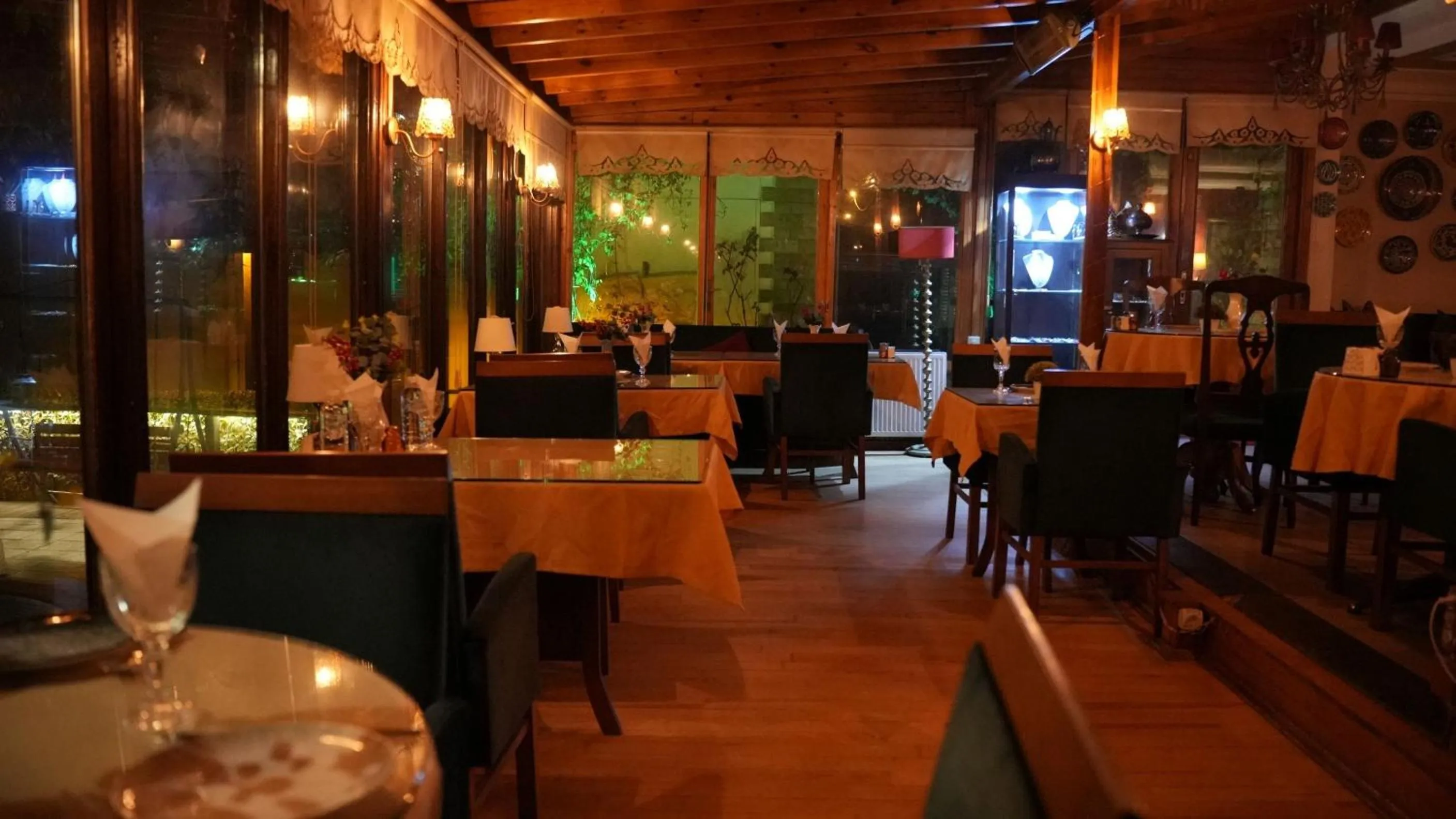 Restaurant/places to eat in Treetops Park Hotel