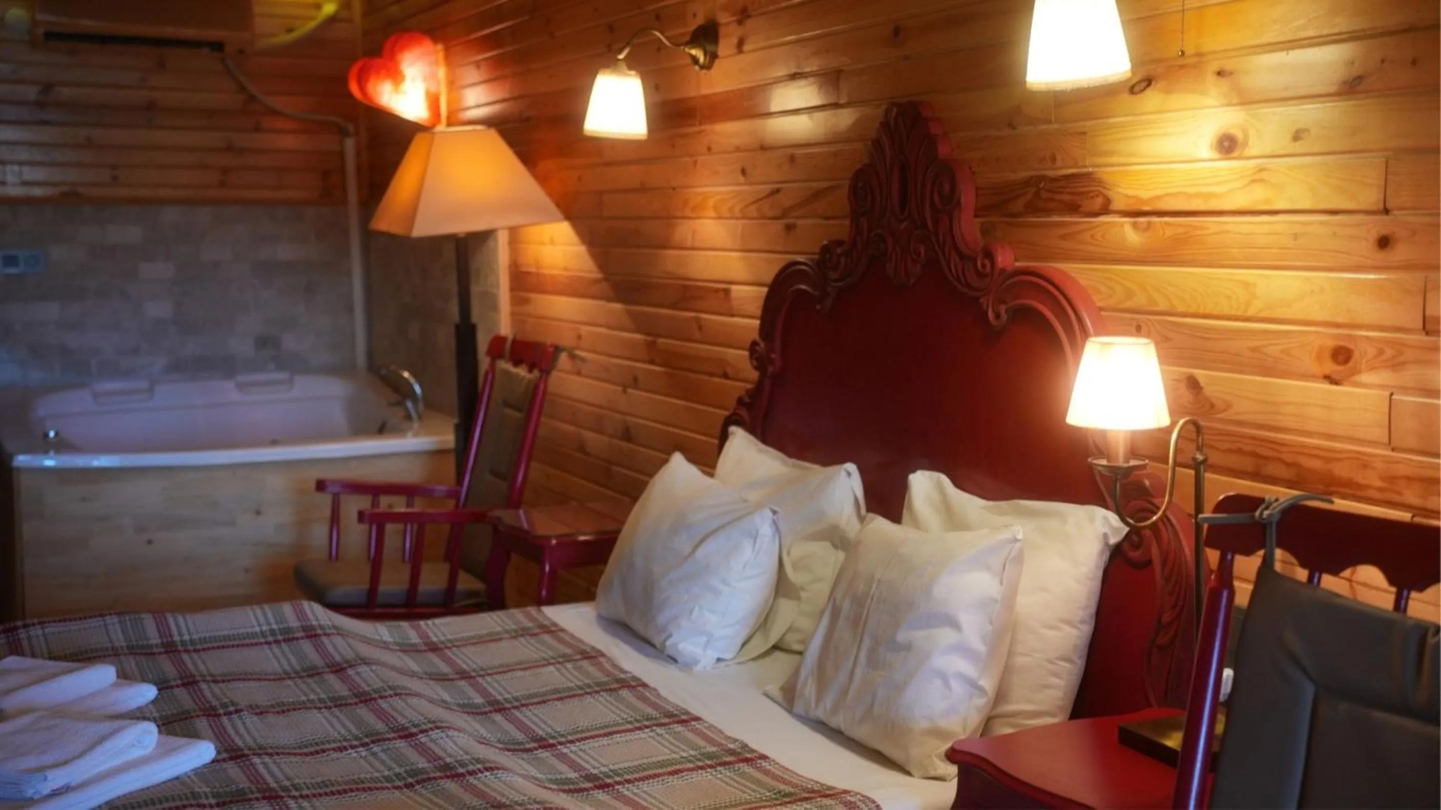 Photo of the whole room, Bed in Treetops Park Hotel