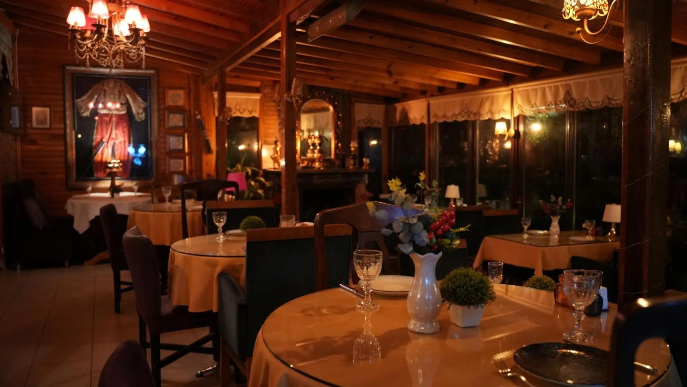 Restaurant/places to eat in Treetops Park Hotel