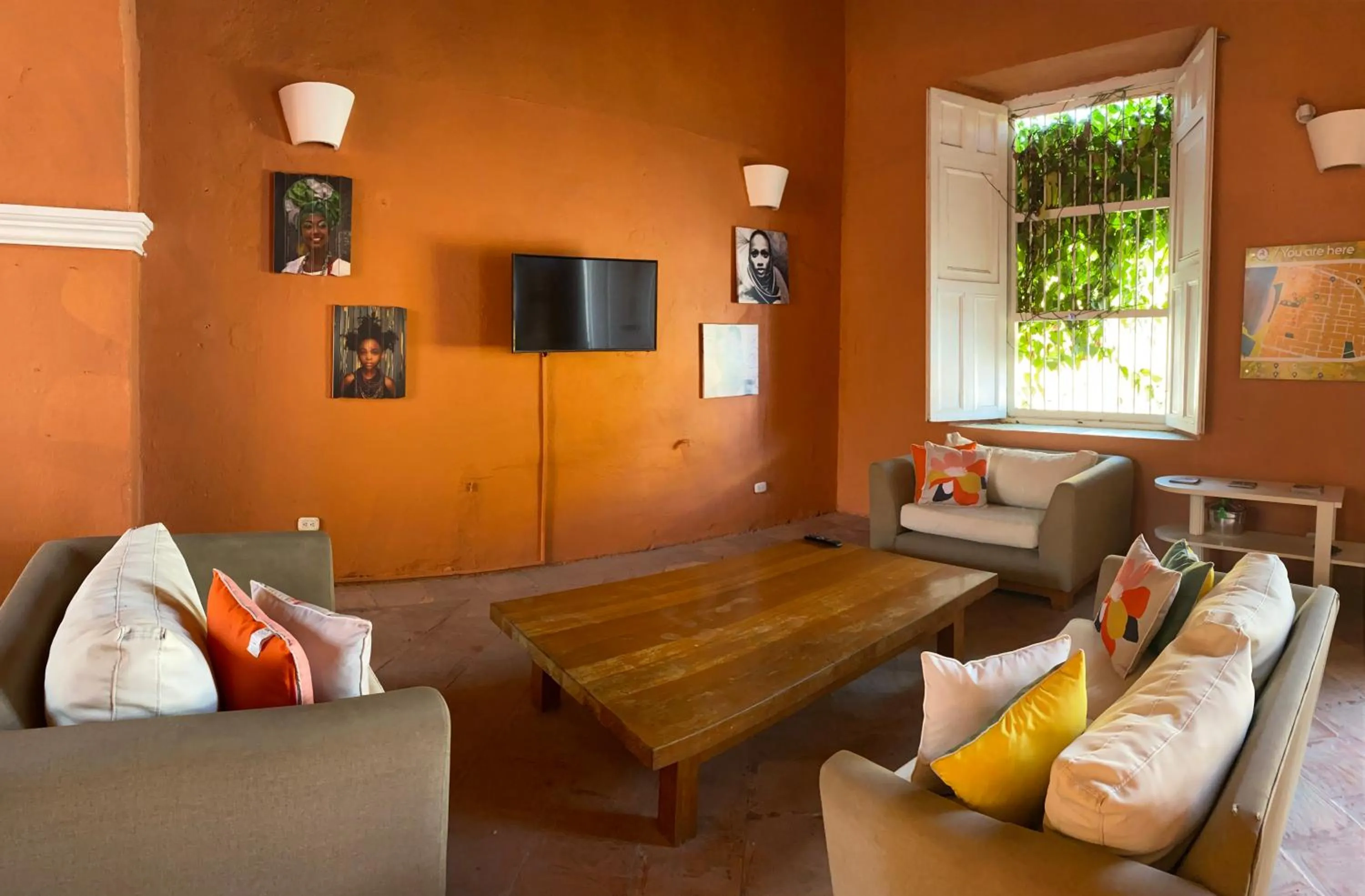 Communal lounge/ TV room in Gagaka Rua hostel