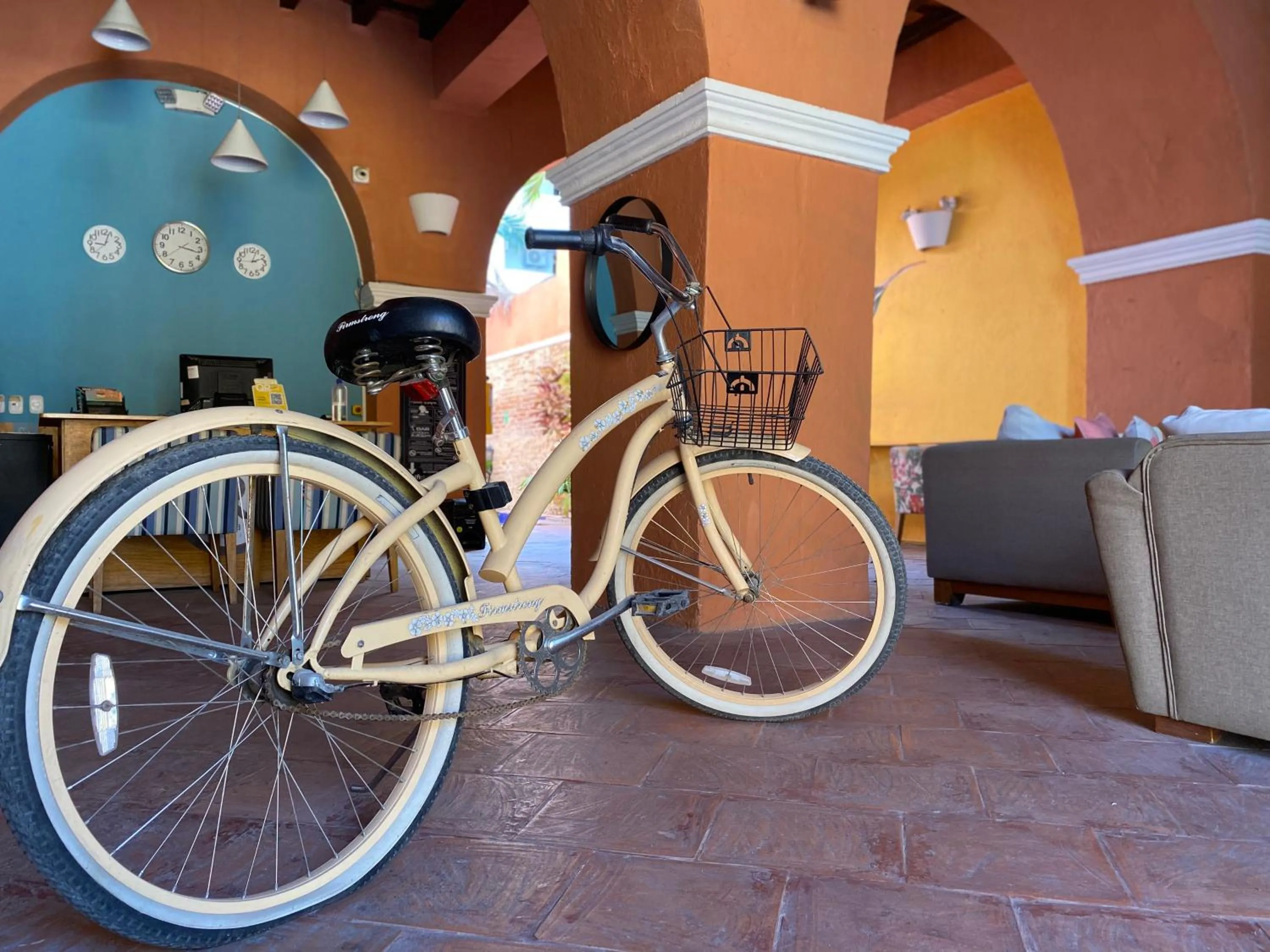 Communal lounge/ TV room in Gagaka Rua hostel