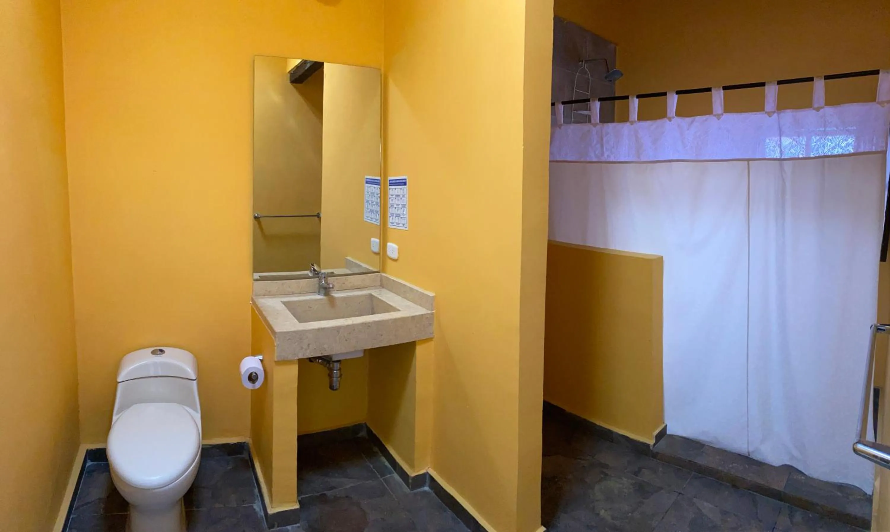 Bathroom in Gagaka Rua hostel