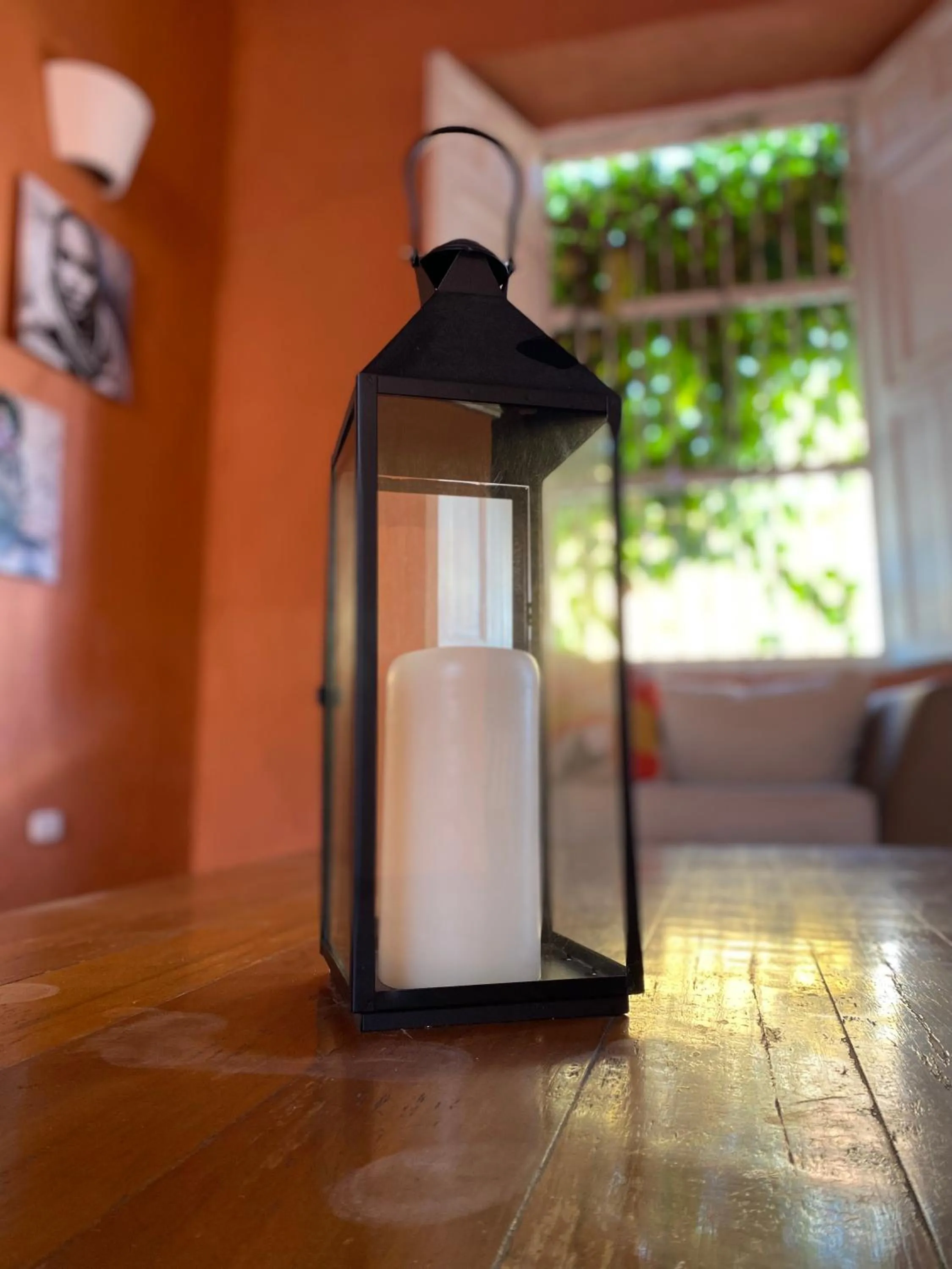 Communal lounge/ TV room in Gagaka Rua hostel