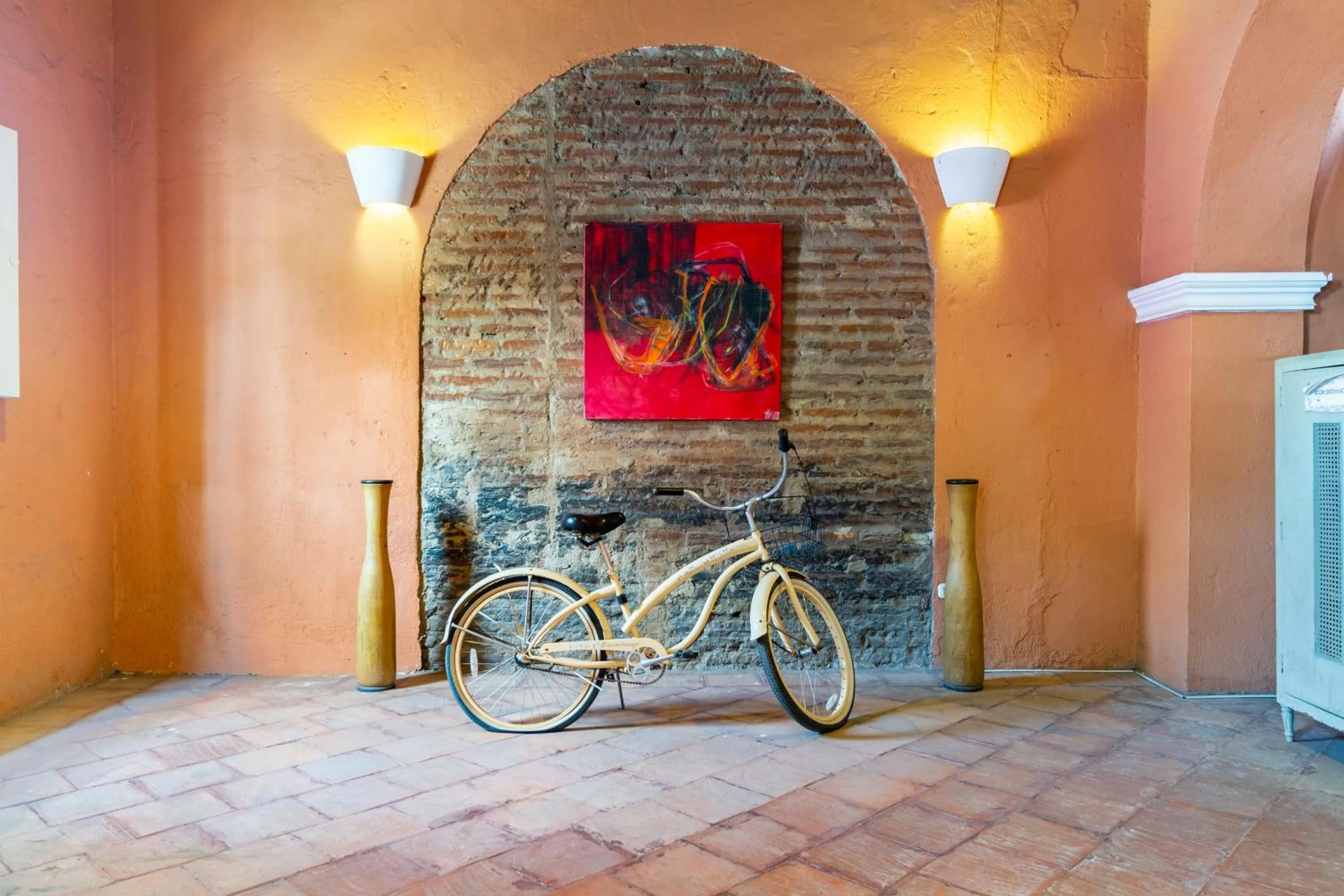 Communal lounge/ TV room in Gagaka Rua hostel