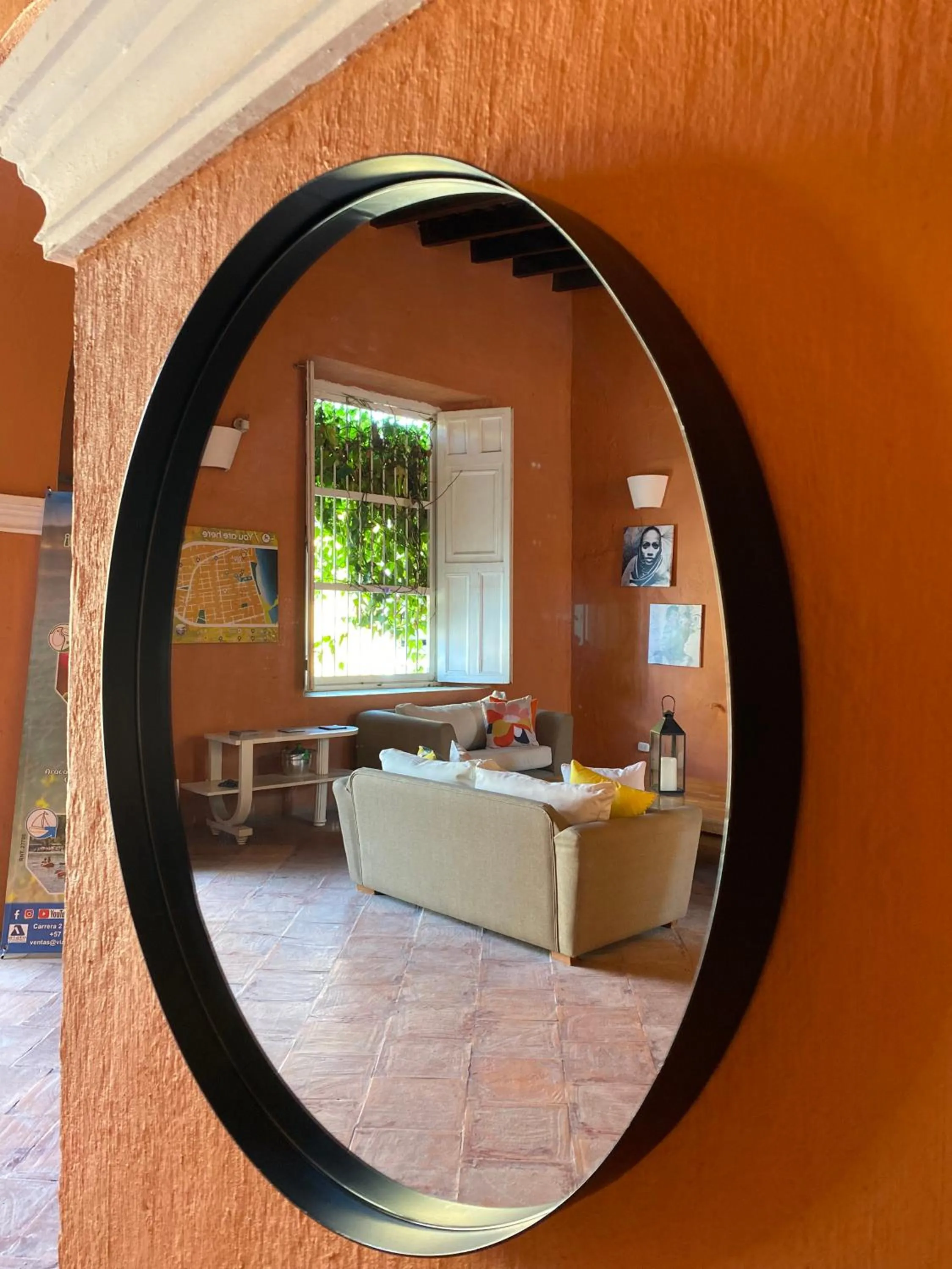 Communal lounge/ TV room in Gagaka Rua hostel